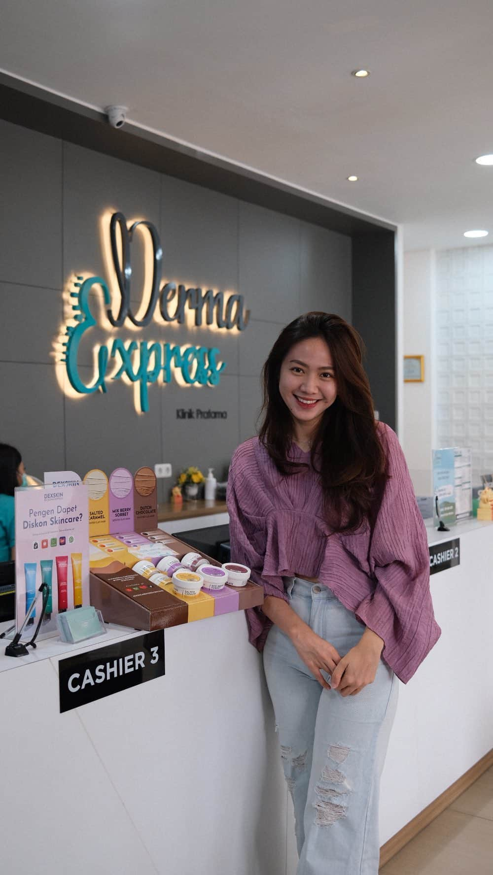 シャニア・ジュニアナタのインスタグラム：「Spill klinik terjangkau hasilnya tapi ✨✨✨ Kali ini aku treatment di @derma_express Utan Kayu 🫶🏻 Super cepet sat-set terjangkau tapi kualitasnya premium!  Lagi ada promo jg looh bulan ini 😘」