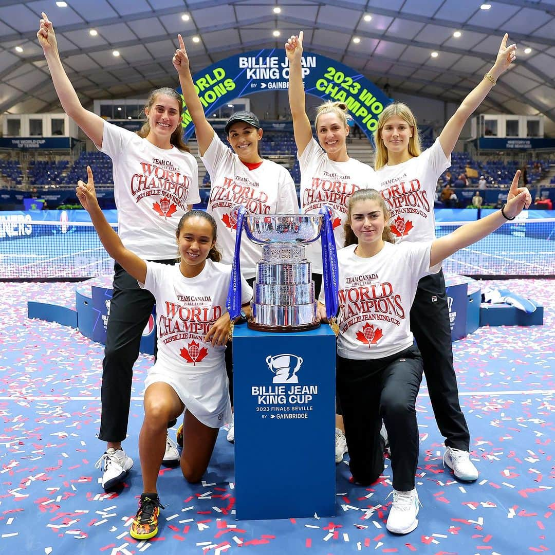 ウージニー・ブシャールのインスタグラム：「WORLD CHAMPS 🇨🇦❤️  📸 ITF」