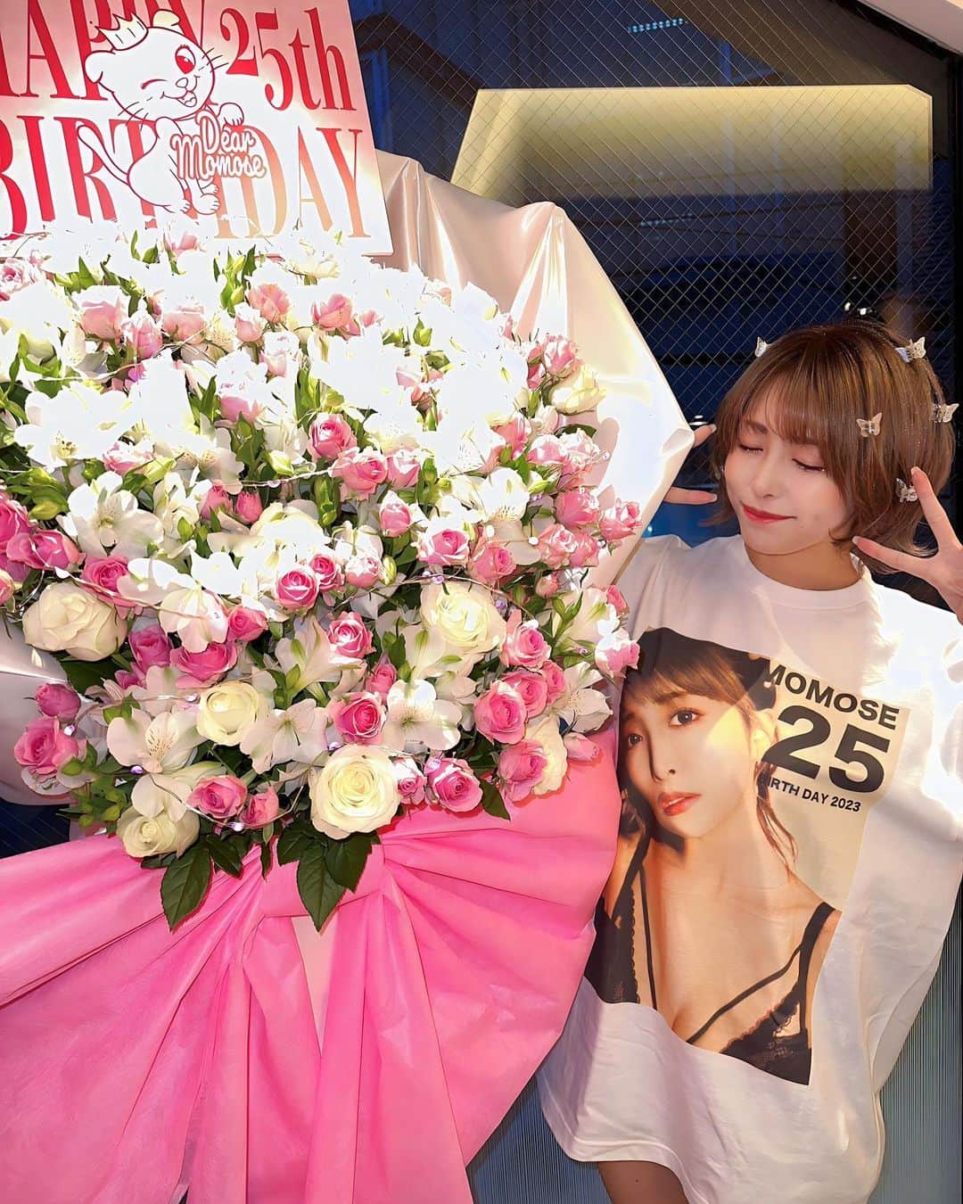 ももせのインスタグラム：「生誕祭1日目無事終わりました☺️✨  こうしてイベントをすることができたり、なにより誕生日をお祝いしてくれる人がいることに本当に感謝です。。。  当日来れなかった方でもたくさんの人が素敵な言葉をくれて、とってもうれしかったです!!😢♡  生誕祭の最後は @dress_sugar さんのドレスを着ました👗🤍  チェキを予約してくれた方用にもドレスでたくさん撮ったよー！🥰  ファンの方が用意してくれた素敵なお花も本当にうれしかったなぁ。  いつも本当にありがとう😭✨  そして1日目お手伝いしてくれたりなちゃん @pocha_rina 本当にありがとう😭🩷 ずっとだいすきなお姉ちゃん😊  そして今回もヘアメイクはあかねさんがやってくれました✨ いつもありがとうございます😊  ファンの方の中ではお馴染み高野くんもお手伝いありがとう！！笑  次は25日です✨ 25日はだいすきなみづき様が来てくれます🥹🩵 25日も楽しみにしてるのでよろしくね〜！！😆  写真に写ってるTシャツやグッズのネット販売も開始してるので、ハイライトやサブアカウント、Twitterでチェックお願いします🥰」