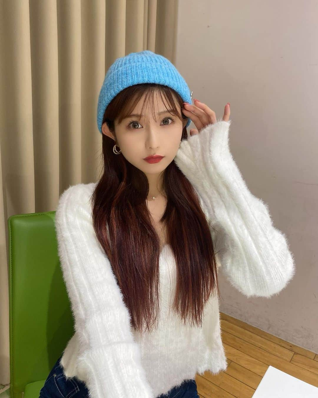 谷川愛梨のインスタグラム：「: 一気に寒くなりましたね〜⛄️❄️ すっかりお洋服ももこもこです♡ 人肌恋しくなる季節だっ！😈  定期的に通ってるプルチャームさん💙 体が凝りやすいので いつもゴッドハンドに助けられてますっ😭✨  しゅわしゅわ気持ちいい炭酸パック🫧 今回もやってもらったよ〜☺️🌷 🕊@unelimit_cobo  🌈@unelimit_official」