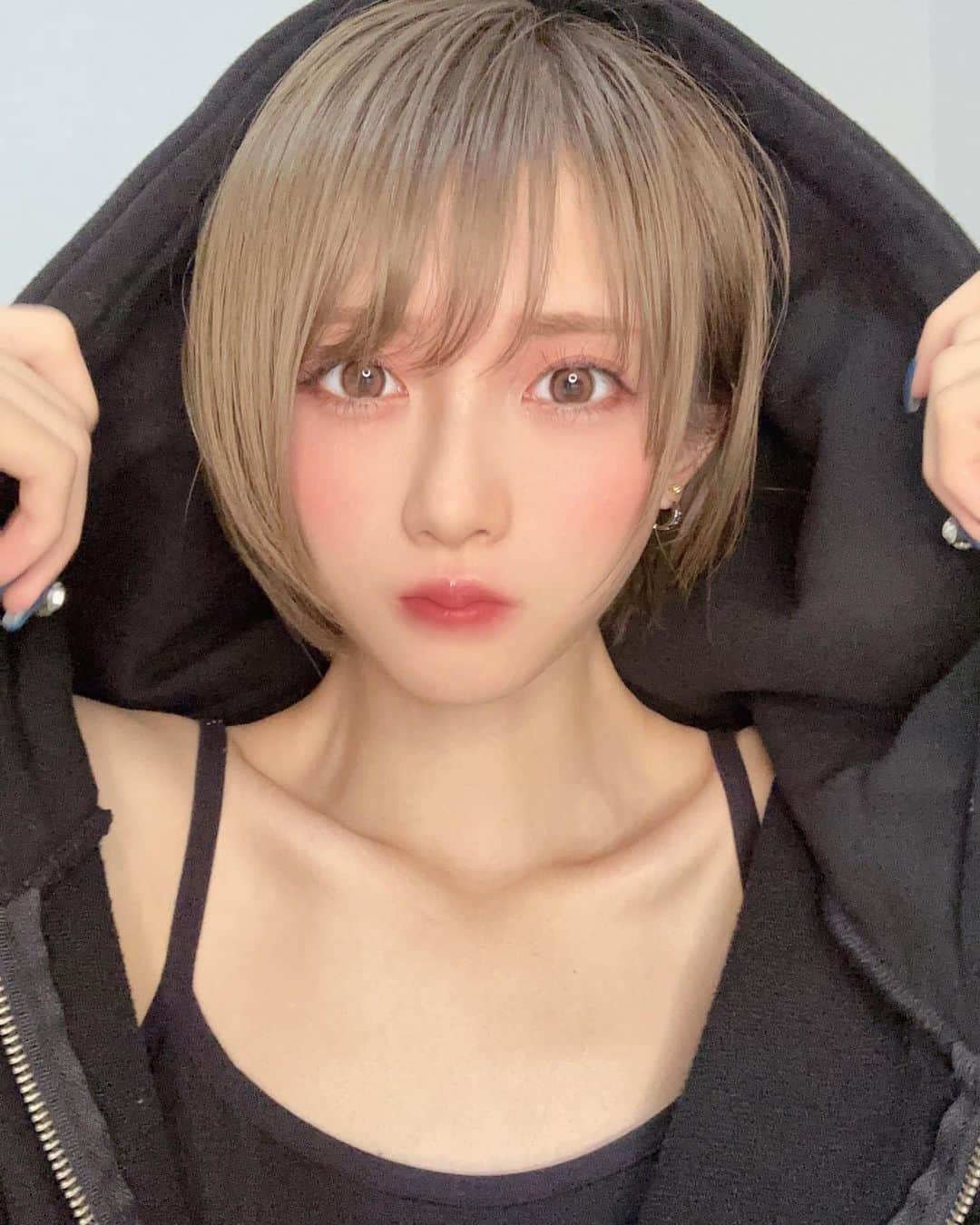 のインスタグラム：「儚げメイク☁️🖤  #ショート #メイク」
