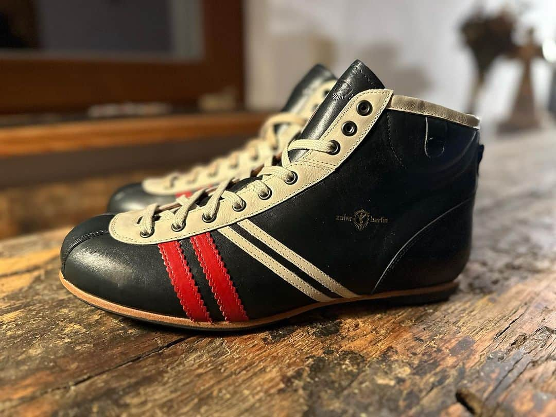 ツェハのインスタグラム：「Carl Hässner DERBY NEW COLLECTION 👉 Jetzt ONLINE  #liga  #zeha #zehaberlin #retro  #sneakers #shoes #footwear #retrosneakers #vintage #berlin #sportgeschichte #newcollection #oldgermanbrand #mensfashion #fashionstyle #50s #vibramsole #vintagesoccer #soccer #calcio #fussball #storiadelcalcio #people #pantone2024 #vintagesneakers #heritagestyle  #retrodesign #vintagelover #trainers #handwerk」