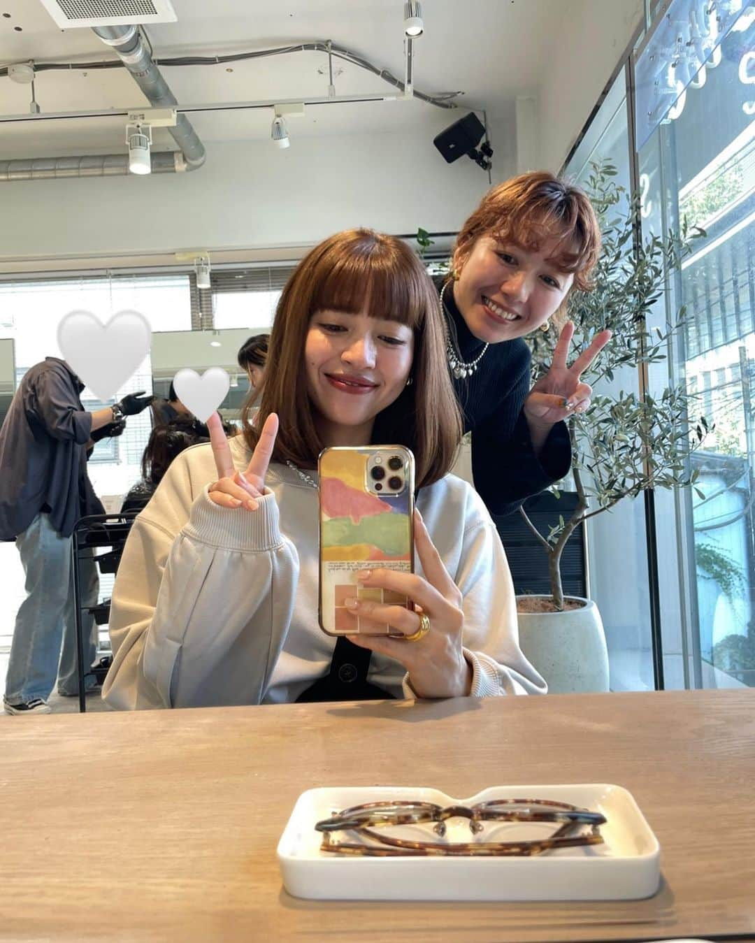 前坂美結さんのインスタグラム写真 - (前坂美結Instagram)「最近のヘア事情と、コーデ❣️  . 前髪はワイドのばつんカット♡ (長さは眉毛と目の間で、強めに巻くと眉上になる)  髪色は、美来乃カラーの日が経った時の抜け方が ナチュラルで可愛くてもう5回？くらいはリタッチのみ。 (根本の伸びた部分だけカラーする方法)🥹  @milanomaesaka  　 こんなに全体カラーしてない時期は初めてかも。 髪にも優しいし最高〜ありがとミラノ❣️  . 1枚目のコーデは、 この前ストーリーに質問来てたので♡   #スウェット @code_a___.jp  昨日も載せたブランド。大好きな短丈のスウェット♡ 腕のところが空いてるのも抜け感が出て大好きなの🥹 パンツに合わせても、カジュアルすぎないところが 私が選んだポイント🫶  #スカート @tento__official  この前載せたスカート。詳しくは遡って見てみてね♡  . #ヘアカラー  #前髪カット  #リタッチカラー  #秋コーデ #🍂」11月13日 19時50分 - miyumaesaka