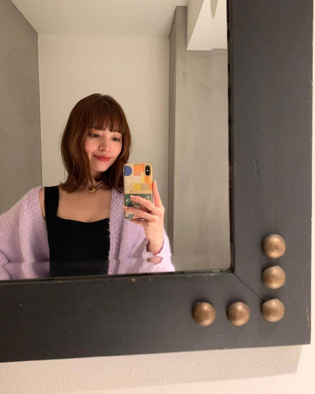 前坂美結さんのインスタグラム写真 - (前坂美結Instagram)「最近のヘア事情と、コーデ❣️  . 前髪はワイドのばつんカット♡ (長さは眉毛と目の間で、強めに巻くと眉上になる)  髪色は、美来乃カラーの日が経った時の抜け方が ナチュラルで可愛くてもう5回？くらいはリタッチのみ。 (根本の伸びた部分だけカラーする方法)🥹  @milanomaesaka  　 こんなに全体カラーしてない時期は初めてかも。 髪にも優しいし最高〜ありがとミラノ❣️  . 1枚目のコーデは、 この前ストーリーに質問来てたので♡   #スウェット @code_a___.jp  昨日も載せたブランド。大好きな短丈のスウェット♡ 腕のところが空いてるのも抜け感が出て大好きなの🥹 パンツに合わせても、カジュアルすぎないところが 私が選んだポイント🫶  #スカート @tento__official  この前載せたスカート。詳しくは遡って見てみてね♡  . #ヘアカラー  #前髪カット  #リタッチカラー  #秋コーデ #🍂」11月13日 19時50分 - miyumaesaka