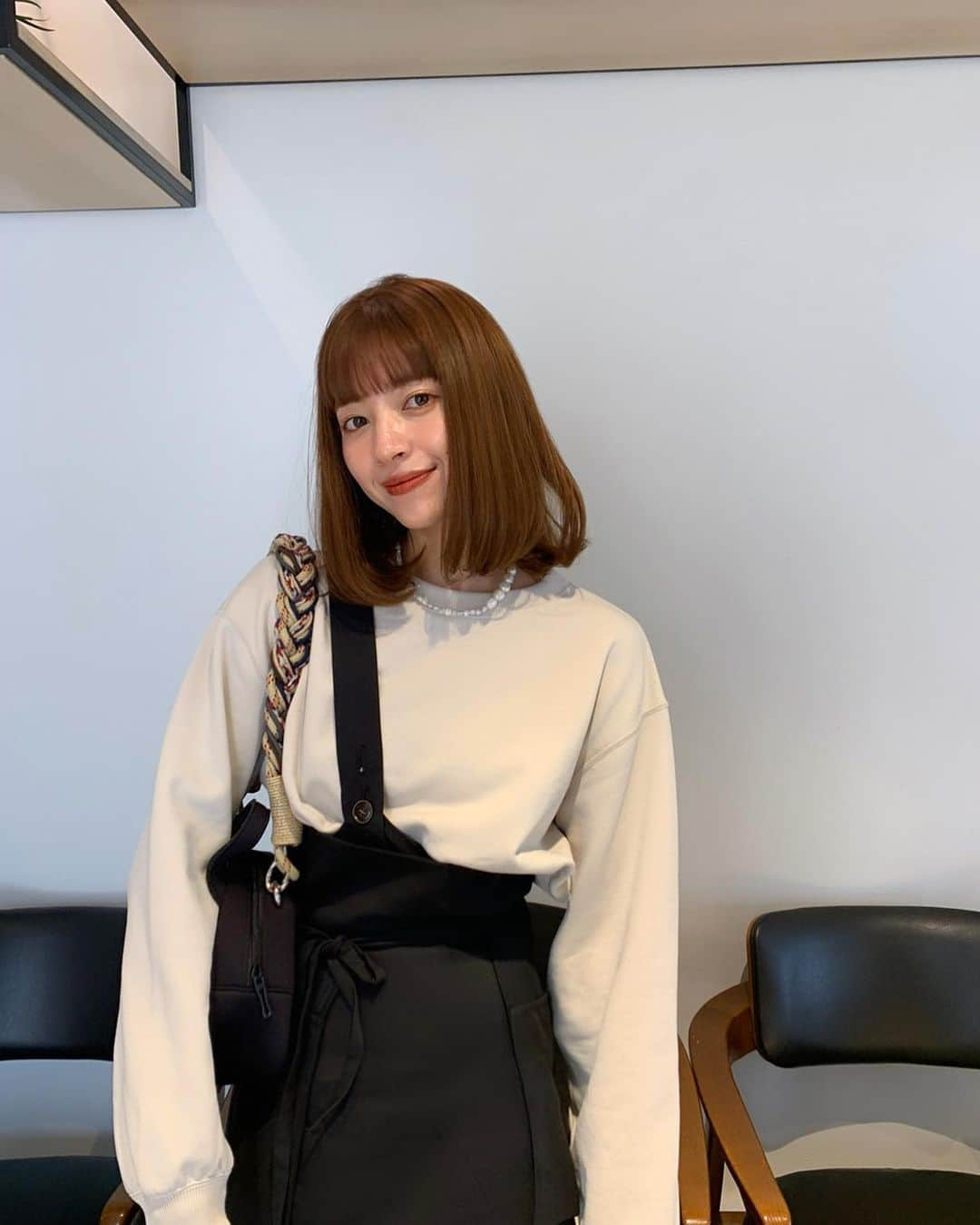 前坂美結のインスタグラム：「最近のヘア事情と、コーデ❣️  . 前髪はワイドのばつんカット♡ (長さは眉毛と目の間で、強めに巻くと眉上になる)  髪色は、美来乃カラーの日が経った時の抜け方が ナチュラルで可愛くてもう5回？くらいはリタッチのみ。 (根本の伸びた部分だけカラーする方法)🥹  @milanomaesaka  　 こんなに全体カラーしてない時期は初めてかも。 髪にも優しいし最高〜ありがとミラノ❣️  . 1枚目のコーデは、 この前ストーリーに質問来てたので♡   #スウェット @code_a___.jp  昨日も載せたブランド。大好きな短丈のスウェット♡ 腕のところが空いてるのも抜け感が出て大好きなの🥹 パンツに合わせても、カジュアルすぎないところが 私が選んだポイント🫶  #スカート @tento__official  この前載せたスカート。詳しくは遡って見てみてね♡  . #ヘアカラー  #前髪カット  #リタッチカラー  #秋コーデ #🍂」