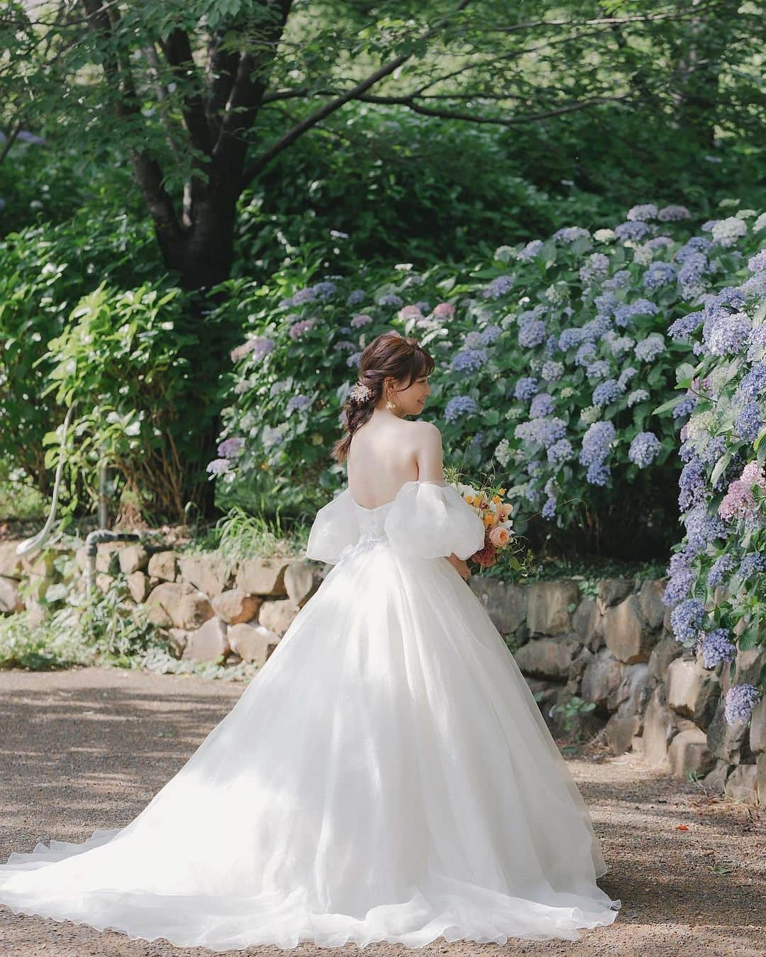 みんなのウェディングさんのインスタグラム写真 - (みんなのウェディングInstagram)「. . ˗ˏˋ Sleeve Dress...♡ ˎˊ˗ . こんばんは🌙みんなのウェディングです☺️ ⁡ 本日は、挙式と披露宴でがらりと印象変えも♡ ぽわん袖がかわすぎる #ウェディングドレス をお届け👗  ……………………………………………………………………  ˗ˏˋ #みんなのウェディング でpostしよう🤍 ˎˊ˗  上記を付けて投稿するとこのアカウントで紹介されるかも…🕊️ ぜひ皆さまのとっても素敵なお写真、お待ちしてます✨  ……………………………………………………………………  最近は季節問わずお袖のあるドレスがトレンド👗 取り外しのできる付け袖タイプであれば 挙式と披露宴で印象をガラリと変えたりも…◎  ボリュームのあるお袖にすることで かわいらしさや個性を演出することもできますね💐  ⁡♡-----Special Thanks-----♡ @miley_fam0820 さま @as__usod1124 さま @m.a_wd__ さま @ta_wd918 さま @193__wd さま  -------------------------------------------- 🌷結婚式準備に役立つ情報を更新中 　@minnano_wedding 🔗をcheck🕊️ ・ 🌷結婚式準備のお悩みや式場＆ドレスの予約相談は 《みんなのウェディング相談デスク》へ🕊️ ・ 🌷結婚式場の口コミ・本物の費用明細は 《みんなのウェディング》結婚式場検索へ🕊️ --------------------------------------------  #インポートドレス #ベージュドレス #テラコッタドレス #グリーンドレス #お色直しドレス #ドレス迷子 #ドレス探し #ナチュラルウェディング #ガーデンウェディング #ドレス選び #ドレス試着　 #ウェディングドレス試着  #ウェディングドレス選び #weddingdress #ドレス試着レポ #2024春婚 #2024夏婚 #2024秋婚 #2024冬婚 #結婚式準備 #プレ花嫁 #プレ花 #プレ花嫁さんと繋がりたい」11月13日 19時49分 - minnano_wedding