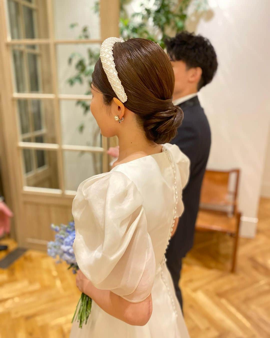 みんなのウェディングさんのインスタグラム写真 - (みんなのウェディングInstagram)「. . ˗ˏˋ Sleeve Dress...♡ ˎˊ˗ . こんばんは🌙みんなのウェディングです☺️ ⁡ 本日は、挙式と披露宴でがらりと印象変えも♡ ぽわん袖がかわすぎる #ウェディングドレス をお届け👗  ……………………………………………………………………  ˗ˏˋ #みんなのウェディング でpostしよう🤍 ˎˊ˗  上記を付けて投稿するとこのアカウントで紹介されるかも…🕊️ ぜひ皆さまのとっても素敵なお写真、お待ちしてます✨  ……………………………………………………………………  最近は季節問わずお袖のあるドレスがトレンド👗 取り外しのできる付け袖タイプであれば 挙式と披露宴で印象をガラリと変えたりも…◎  ボリュームのあるお袖にすることで かわいらしさや個性を演出することもできますね💐  ⁡♡-----Special Thanks-----♡ @miley_fam0820 さま @as__usod1124 さま @m.a_wd__ さま @ta_wd918 さま @193__wd さま  -------------------------------------------- 🌷結婚式準備に役立つ情報を更新中 　@minnano_wedding 🔗をcheck🕊️ ・ 🌷結婚式準備のお悩みや式場＆ドレスの予約相談は 《みんなのウェディング相談デスク》へ🕊️ ・ 🌷結婚式場の口コミ・本物の費用明細は 《みんなのウェディング》結婚式場検索へ🕊️ --------------------------------------------  #インポートドレス #ベージュドレス #テラコッタドレス #グリーンドレス #お色直しドレス #ドレス迷子 #ドレス探し #ナチュラルウェディング #ガーデンウェディング #ドレス選び #ドレス試着　 #ウェディングドレス試着  #ウェディングドレス選び #weddingdress #ドレス試着レポ #2024春婚 #2024夏婚 #2024秋婚 #2024冬婚 #結婚式準備 #プレ花嫁 #プレ花 #プレ花嫁さんと繋がりたい」11月13日 19時49分 - minnano_wedding