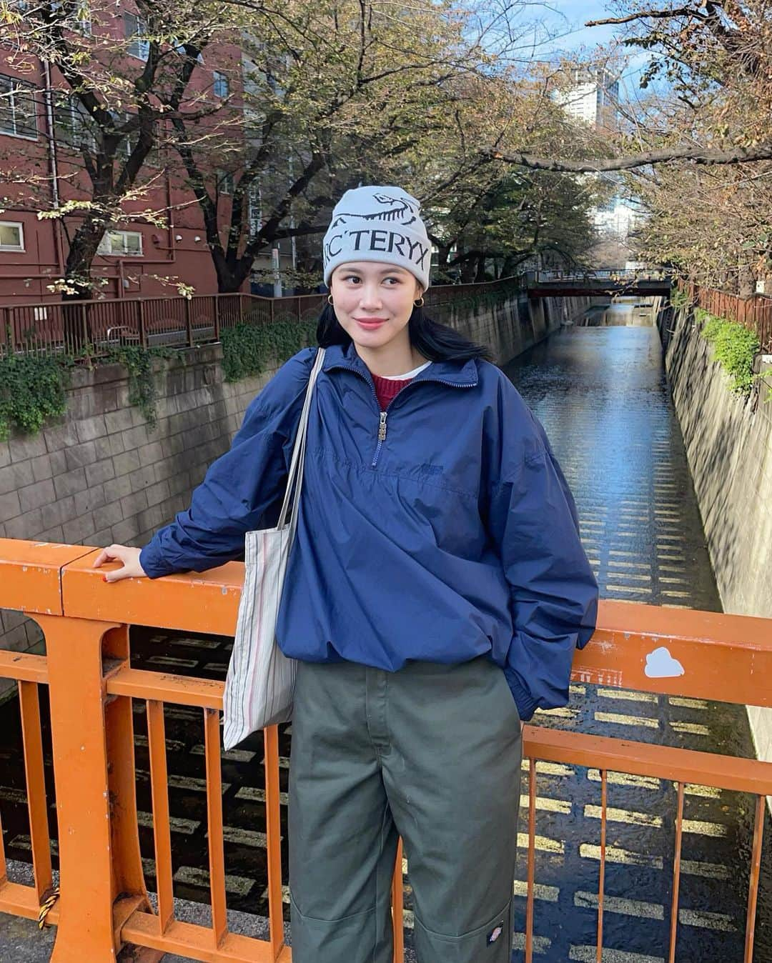 田中シェンのインスタグラム：「ほっかほか、水餃子クラブ♨️  Hat @arcteryx  Nylon tops @tttmsw.tokyo  Pants @dickies  Shoes @kleman_france  Bag @amomento.jp   すっかり朝夜の気温が一桁台に なってきましたね！ 温い布団からでるのが一苦労です☁️ 銀杏の葉っぱも黄色くなってきたかな？🟡  本日は中目黒散歩っ🚶‍♀️ _____________________________  #中目黒カフェ巡り  @neel_nakameguro  _____________________________  シュガークレープが食べたい...！ 食べるイメージトレーニング🏋️‍♀️だけはしっかり 妄想しながら、バスに揺られ念願のカフェへ‼️ 平日だからか混むことも無く広々使えました。 念願のシュガークレープはね、今までなんで ホイップとかフルーツとか乗せてたんだろうと 思うほどびっくり美味しかった🤤 (もちろんバナナクレープとかも美味い) しかも合わせた cortado という エスプレッソ3☕️に対しミルク1🥛の 飲みものが大正解に美味しかったです‼️ このカフェ行く時は是非この組み合わせで🙆🏻‍♀️💯 _____________________________  #中目黒ごはん  @tokyo_taiwan  _____________________________  #東京台湾 にするか #聖林館 にするか 最後まで迷った結果、あまじょっぱい方に💁🏻‍♀️ お昼ご飯はるーろー飯に、水餃子の一択だったので こちらの定食にしました💯 私、水餃子大好き人間なのでなかなか厳しいの ですが、こちらの餃子は皮厚めで美味い‼️ 一緒にきたフルーツダレも合う🥴💕 1番は西荻窪にある　#ちんとう の水餃子 なのですが、二位に君臨しました‼️ 中目黒で水餃子だったら🈁だね💃 _____________________________  Two stops I recommend in #nakamegurocafe  1) @neel_nakameguro  Great sugar crepe , wonderful espresso, Cute building (nice outside terrace too💯) 2) @tokyo_taiwan  Nice Taiwanese lunch. Steamed dumplings 🥟  Are wonderful. My no2  recommendation of dumplings in Tokyo !  The sauce is just magic eating with dumplings 🥟! _____________________________  #中目黒ランチ #中目黒テイクアウト  #中目黒モーニング #中目黒駅  #中目黒デート #東京食べ歩き  #ニット帽コーデ #tttmsw  #秋こーで　 #メンズファッションコーディネート  #秋メンズコーデ #シティボーイファッション  #アウトドアファッションが好き  #ストリートコーデメンズ #日本旅行✈️  #東京観光🗼 #東京旅行✈️  #가을패션추천 #여자코디 #셀피 #셀카  #맛집 #먹방 #패션스타그램일상」