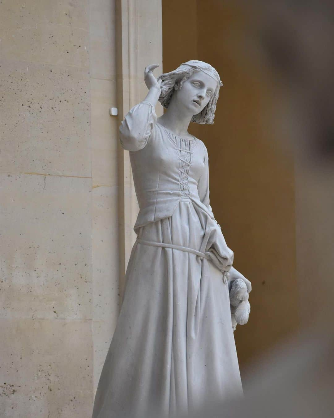 ルーブル美術館のインスタグラム：「#LouvreAnecdotes 🇫🇷 Saviez-vous que le Louvre avait servi de prison d’Etat et qu’un compagnon de Jeanne d’Arc y avait été enfermé ? - 🏰 Achevée en 1202, la forteresse du Louvre était à l’époque principalement dédiée à protéger les archives, arsenaux et trésors de la royauté. Mais à partir de 1214, la bâtisse s’est vue confier une nouvelle mission : abriter des prisonniers de haute importance, bien souvent d’ascendance aristocratique. - ⛓️C’est au sein des cachots de la « grosse tour », ainsi surnommée à l’époque, qu’étaient alors enfermés les détenus. L’un des derniers prisonniers confinés au Louvre fut Jean II d’Alençon, compagnon d’armes de Jeanne d’Arc, qui le surnommait « le gentil duc ». - 👀 Cette « Jeanne d'Arc écoutant ses voix » fut commandée en 1845 au sculpteur François Rude pour la série des statues des Femmes illustres destinées à être placées sur les terrasses du jardin du Luxembourg. Elle est présentée au musée du Louvre à partir de 1990. ∴ 🌍 Did you know that the Louvre had been used as a state prison and that a companion of Joan of Arc had been locked up there? - 🏰 Completed in 1202, the fortress of the Louvre served primarily as a safe for royal archives, arsenals, and treasures. But from 1214 onward, the building was given a new mission: to house prisoners of high importance, many of them of aristocratic descent. - ⛓️ It is within the dungeons of the "big tower", as it was called at the time, that the prisoners were locked up. One of the last prisoners confined to the Louvre was Jean II d'Alençon, companion in arms of Joan of Arc, who nicknamed him "the nice duke". - 👀 This "Joan of Arc Listening to Her Voices" was commissioned from sculptor François Rude in 1845 as part of a series of statues of illustrious women to be placed on the terraces of the Luxembourg Gardens. It has been on display at the Musée du Louvre since 1990. - 📷 © Musée du Louvre / Nicolas Bousser . . . #Louvre #MuséeduLouvre」