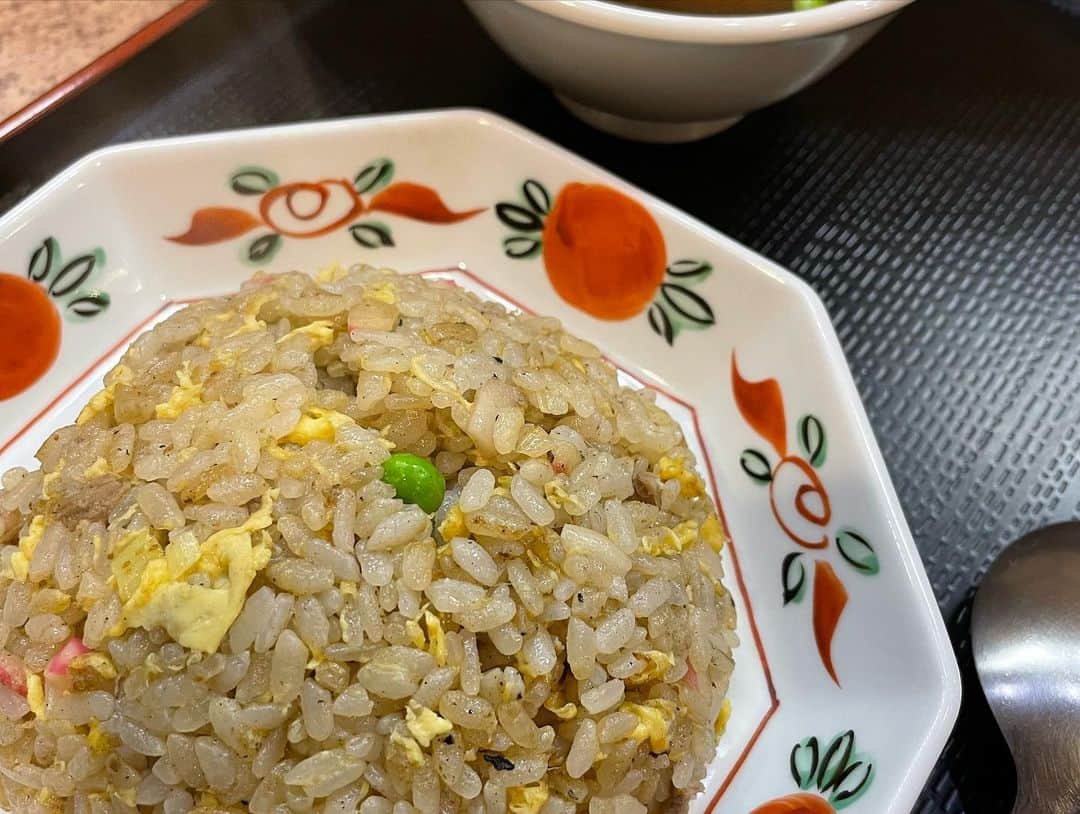 黒山健一さんのインスタグラム写真 - (黒山健一Instagram)「食の旅❗️ 迷ったら中華❗️やっぱり中華やね〜❗️ そんな言葉があるとか、ないとか❗️  メニューの量、料理の量、値段❗️ どれもハイクオリティー⤴️  #食の旅 #中華料理」11月13日 19時43分 - kenichi_kuroyama