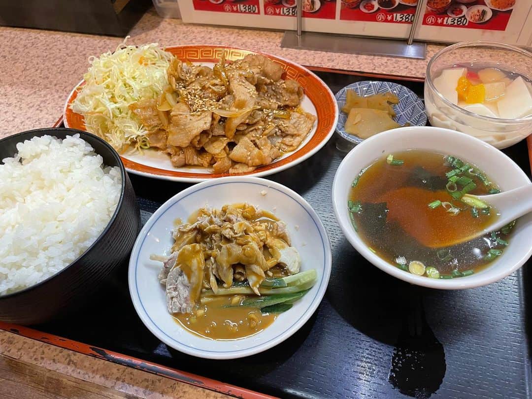 黒山健一のインスタグラム：「食の旅❗️ 迷ったら中華❗️やっぱり中華やね〜❗️ そんな言葉があるとか、ないとか❗️  メニューの量、料理の量、値段❗️ どれもハイクオリティー⤴️  #食の旅 #中華料理」