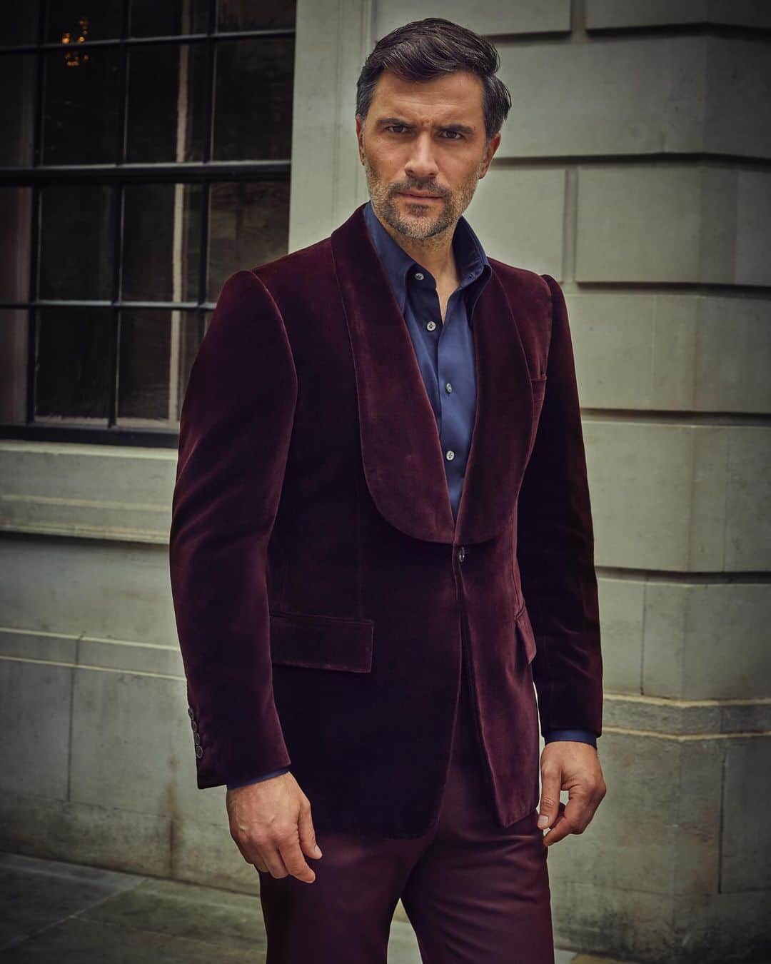 エドワード セクストンのインスタグラム：「Our Burgundy Velvet Jacket carries an air of sophistication with its full-bellied shawl lapel. Pair it with matching Burgundy Velvet Trousers for a bold suit or the Burgundy Wool Gabardine Trousers for a slightly dressed-down approach.  #edwardsexton #savilerow #menswear #london #tailoring #sartorial #aw23 #autumn #winter #sexton」