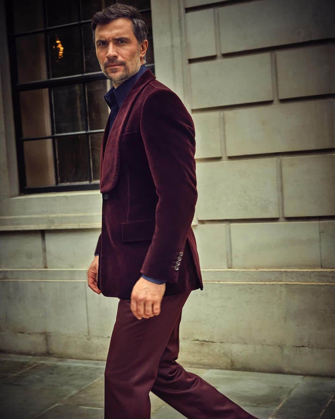 エドワード セクストンさんのインスタグラム写真 - (エドワード セクストンInstagram)「Our Burgundy Velvet Jacket carries an air of sophistication with its full-bellied shawl lapel. Pair it with matching Burgundy Velvet Trousers for a bold suit or the Burgundy Wool Gabardine Trousers for a slightly dressed-down approach.  #edwardsexton #savilerow #menswear #london #tailoring #sartorial #aw23 #autumn #winter #sexton」11月13日 19時44分 - edwardsexton