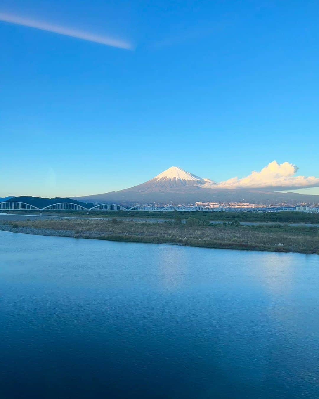キャシー中島さんのインスタグラム写真 - (キャシー中島Instagram)「* 今日は名古屋教室でレッスンです。 見て見て〜‼️ 富士山が綺麗😍すっかり冬模様です。  やっぱり雪をかぶってる富士山🗻いいね❤️  名古屋教室は栄の松坂屋のそばにあります。 少人数で(12人です)ゆっくりと楽しくチクチクしています。  マウイを思ってバニアンツリーのキルトを作りました。  ティアレのタペストリーはテーブルセンターにも良いわね⭕️  リバースアップリケのレフアミニトート。  アンスリュームのボックスバッグ❗️  さぁ皆さん、 ちゃんと作りましょうね♪  私は生徒さんたちの応援団長です。  今日も楽しくてハッピー😀😀😀」11月13日 19時44分 - official_kathynakajima