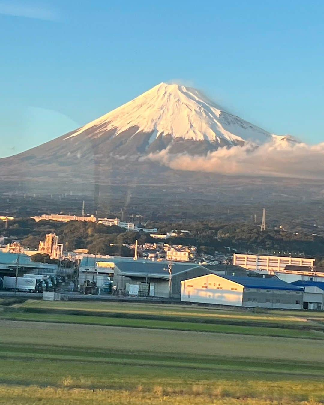 キャシー中島のインスタグラム：「* 今日は名古屋教室でレッスンです。 見て見て〜‼️ 富士山が綺麗😍すっかり冬模様です。  やっぱり雪をかぶってる富士山🗻いいね❤️  名古屋教室は栄の松坂屋のそばにあります。 少人数で(12人です)ゆっくりと楽しくチクチクしています。  マウイを思ってバニアンツリーのキルトを作りました。  ティアレのタペストリーはテーブルセンターにも良いわね⭕️  リバースアップリケのレフアミニトート。  アンスリュームのボックスバッグ❗️  さぁ皆さん、 ちゃんと作りましょうね♪  私は生徒さんたちの応援団長です。  今日も楽しくてハッピー😀😀😀」