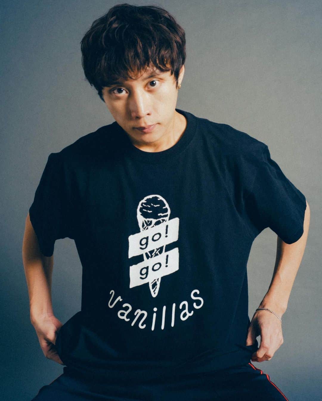 go!go!vanillasさんのインスタグラム写真 - (go!go!vanillasInstagram)「【DREAMS TOUR 2023-2024】  グッズ詳細解禁＆受注通販スタート！  「LOGO Tシャツ Vol.1～10th Anniversary～」  ＜着用サイズ＞ 牧 (BLACK)：XL 女性モデル［159cm］(WHITE)：L  📸 Photo by renzo masuda @renzo1101」11月13日 19時46分 - go_go_vanillas_official