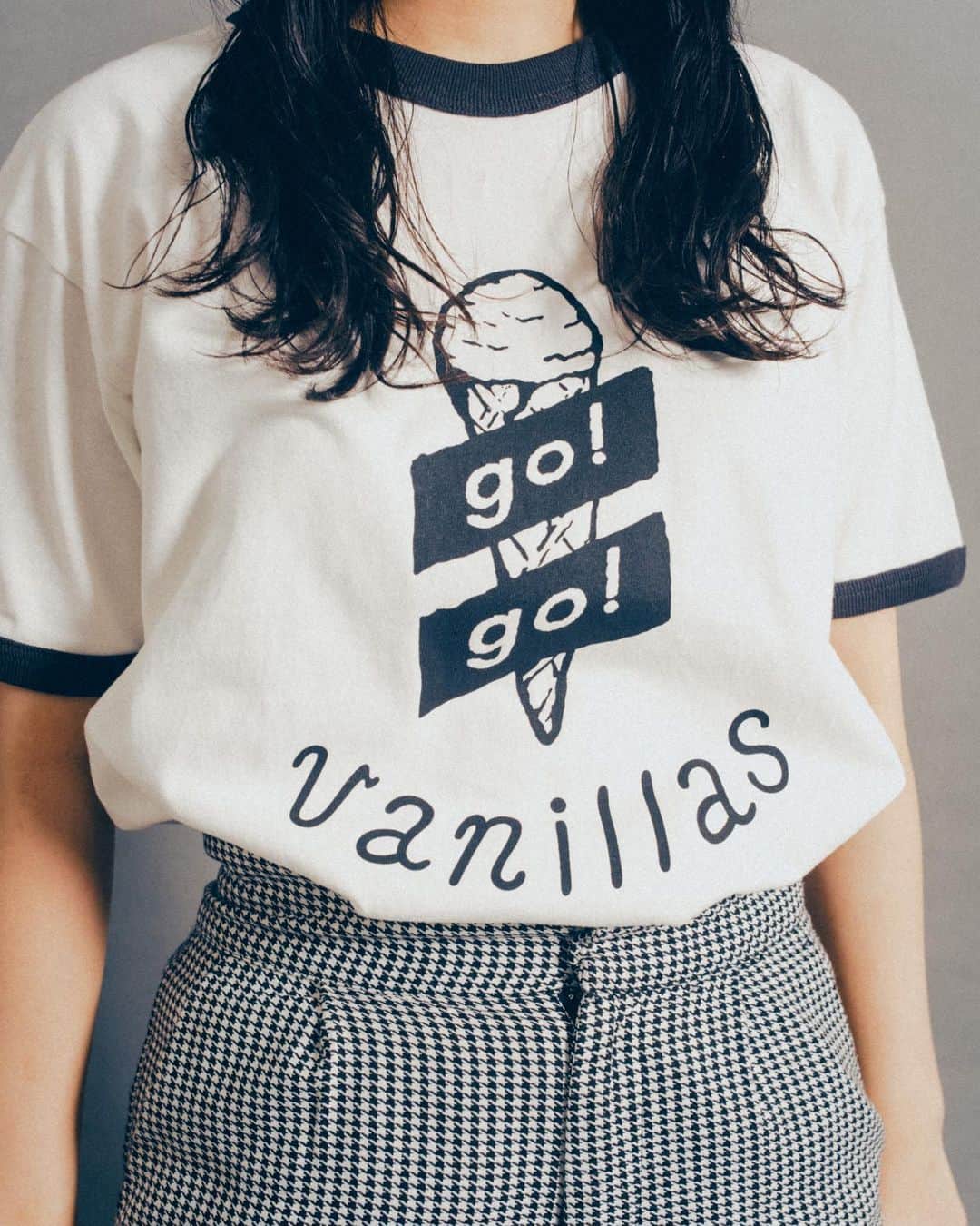 go!go!vanillasさんのインスタグラム写真 - (go!go!vanillasInstagram)「【DREAMS TOUR 2023-2024】  グッズ詳細解禁＆受注通販スタート！  「LOGO Tシャツ Vol.1～10th Anniversary～」  ＜着用サイズ＞ 牧 (BLACK)：XL 女性モデル［159cm］(WHITE)：L  📸 Photo by renzo masuda @renzo1101」11月13日 19時46分 - go_go_vanillas_official