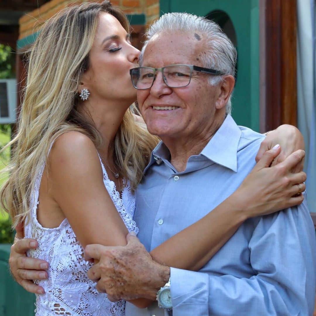 Tic iPinheiroのインスタグラム：「Hoje o dia é todinho do meu pai. Feliz aniversário meu amor, que seu ano seja maravilhoso, que você tenha muita saúde e continue fazendo as pessoas rirem com suas piadas, camisetas engraçadas, seu jeito divertido e essa alegria de viver que todos amam. Obrigada por ser o melhor pai que eu poderia ter. Obrigada por tudo paizinho. Te amo infinito. Curta muito seu dia com a mamãe e o Fefê ai em Maceió! Amo vc❤️」