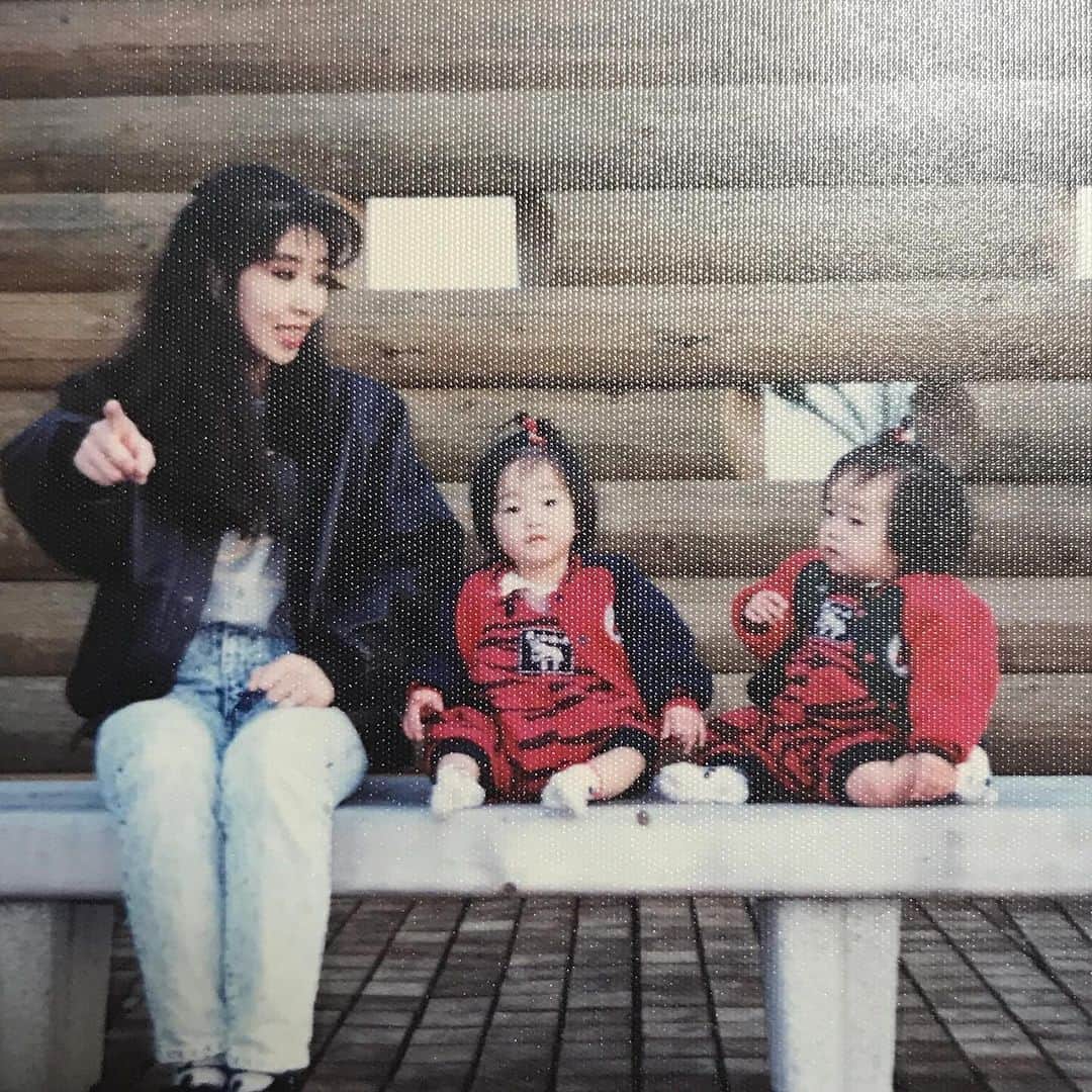 AYAさんのインスタグラム写真 - (AYAInstagram)「今年も無事にお誕生日を迎える事が出来ました💐  お母さん、お父さん 双子の人生を与えてくれてありがとう。🌹  お祝いのお言葉を沢山かけて頂き、ありがとうございます！  メッセージ、メンション、 ひとつひとつ大切に読ませて頂きました！ (お返事出来ていない皆様すみません🥲) お花やプレゼントも事務所に届けていただき ありがとうございました🦋 今年も健康にお誕生日を迎えられた喜び、感謝を噛み締める一日となりました。  きっと人生は思ってるよりも短くて あっとゆう間に、過ぎてゆくから "目の前の今を見逃さないように" 当たり前かの様に存在してくれている大切な毎日と大切なひと達を 精一杯に愛していくこと 心の真ん中にぎゅっと握りしめて、 また、一歩ずつ歩んでいけたらと思います。  私達の日々に彩りをくれる皆様 本当にありがとうございます。💕  この場所が微力ながら そっと誰かの背中をおせるような存在であれたら嬉しいです🌟  歳を重ねる度、レベルアップしていく私自身であれますよう☪️💫  向かう先も愛の中で生きている人生🦋 これからも色んな形で届けていけますように➡️➡️➡️  写真 1枚目は1歳になる前、お母さんと。 2枚目は年中さんか年長さんの時 とにかくアクティブな子供でアスレチックに家族で行って はしゃいでる姿 3枚目は少しだけ習っていたモダンバレエのクラスで 仲良しのさきちゃんと休憩中(AMIちゃん目瞑ってるのにゴメン🥹)あや！あみ！って名前のアップリケ、お母さんの計らいですね。先生が間違えないようにと🤣  2023.11.8  AYA #happybirthday to me」11月13日 19時47分 - ayaxxamiaya