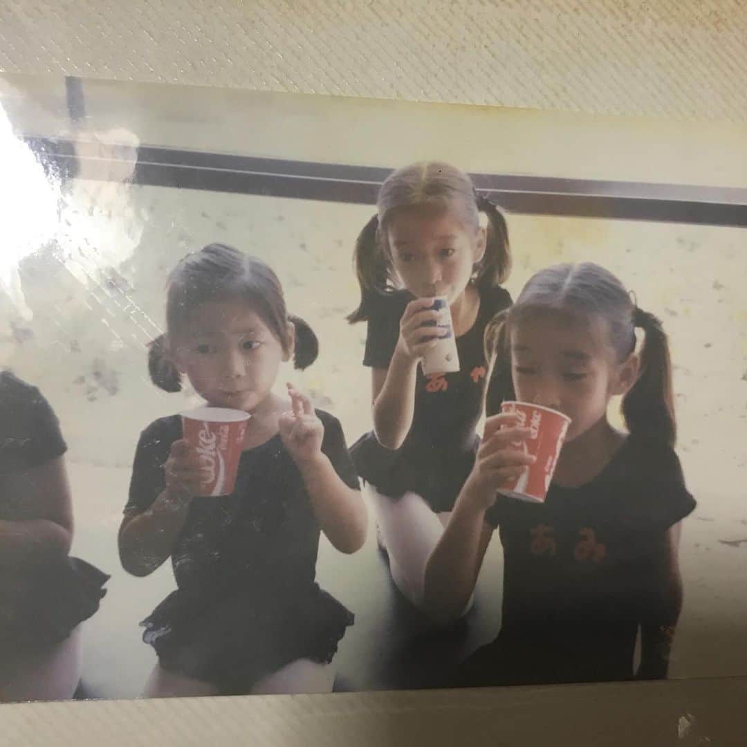 AYAさんのインスタグラム写真 - (AYAInstagram)「今年も無事にお誕生日を迎える事が出来ました💐  お母さん、お父さん 双子の人生を与えてくれてありがとう。🌹  お祝いのお言葉を沢山かけて頂き、ありがとうございます！  メッセージ、メンション、 ひとつひとつ大切に読ませて頂きました！ (お返事出来ていない皆様すみません🥲) お花やプレゼントも事務所に届けていただき ありがとうございました🦋 今年も健康にお誕生日を迎えられた喜び、感謝を噛み締める一日となりました。  きっと人生は思ってるよりも短くて あっとゆう間に、過ぎてゆくから "目の前の今を見逃さないように" 当たり前かの様に存在してくれている大切な毎日と大切なひと達を 精一杯に愛していくこと 心の真ん中にぎゅっと握りしめて、 また、一歩ずつ歩んでいけたらと思います。  私達の日々に彩りをくれる皆様 本当にありがとうございます。💕  この場所が微力ながら そっと誰かの背中をおせるような存在であれたら嬉しいです🌟  歳を重ねる度、レベルアップしていく私自身であれますよう☪️💫  向かう先も愛の中で生きている人生🦋 これからも色んな形で届けていけますように➡️➡️➡️  写真 1枚目は1歳になる前、お母さんと。 2枚目は年中さんか年長さんの時 とにかくアクティブな子供でアスレチックに家族で行って はしゃいでる姿 3枚目は少しだけ習っていたモダンバレエのクラスで 仲良しのさきちゃんと休憩中(AMIちゃん目瞑ってるのにゴメン🥹)あや！あみ！って名前のアップリケ、お母さんの計らいですね。先生が間違えないようにと🤣  2023.11.8  AYA #happybirthday to me」11月13日 19時47分 - ayaxxamiaya