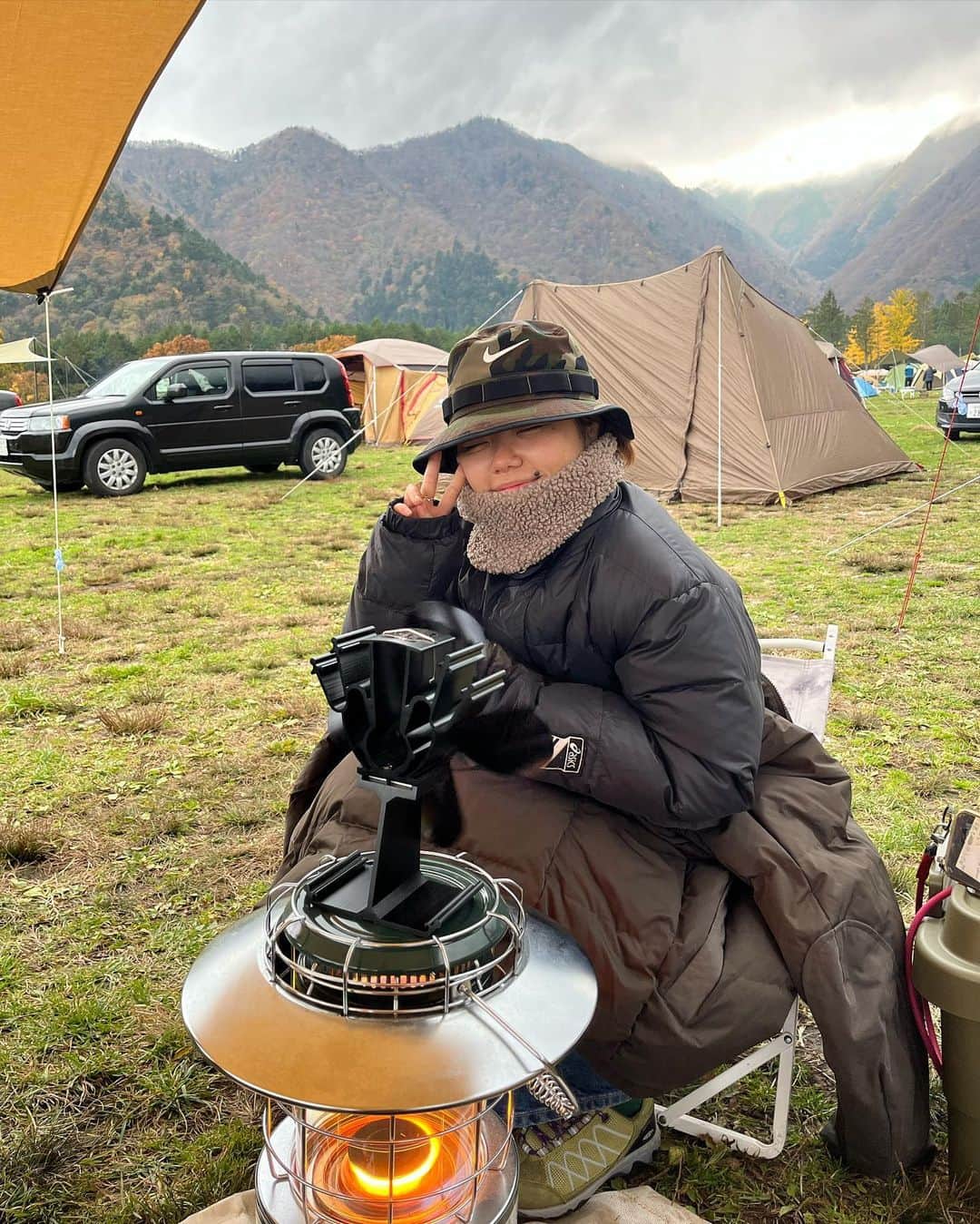 松本千夏のインスタグラム：「寒い中ホクホク食べるキャンプ飯めっちゃおいしいし、キャンプ場で初雪降った☃️  明日はFMヨコハマ「ちょいと歌います」ゲストにあっちゃん @com.amugiri が来てくれて、セッションしちゃうよ！🍺 22時から生放送、radikoってアプリで聴けるから初めての方も是非聞いてね✌🏽」