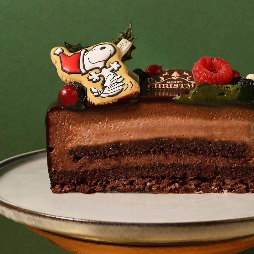ピーナッツ カフェさんのインスタグラム写真 - (ピーナッツ カフェInstagram)「coming soon... | PEANUTS Cafe オンラインショップ  \ HAPPY HOLIDAYS！ / PEANUTSファン必⾒！毎年恒例PEANUTS Cafeのクリスマスケーキが今年も登場！  今年は、チョコレートケーキをベースに、リースをイメージしたシックで大人なデザインに仕上げました。    □CHRISTMAS ケーキ 2023　 ￥6,156(tax in)   ふんわりとした食感のショコラジェノワーズ、ミルクチョコレートとフランボワーズを合わせたクリームに赤い果実でほんのり甘酸っぱさをプラスしました。   シンプルながら、チョコレートの風味をしっかりと感じていただける仕上がりです。  ウッドストックのピックやチョコレートプレートがトッピング。  クリスマスを楽しむスヌーピーのアイシングクッキーやオーナメントはご自身でお好きな場所にデコレーションしてお楽しみいただけます。   ————————  ＜セット内容＞  アイシングクッキー 1個  クリスマスオーナメント(ヒイラギ １本/ウッドストックピック ２個) 缶バッジスタンド 1個  クリスマスペーパーランチョンマット 1枚  食べ方リーフレット　１枚  ロウソク 5本   ＜サイズ＞  12cm (2～4人分)   ＜予約開始日＞  11月21日(火)午前10:00〜  ※なくなり次第終了いたします。   ＜お届け期間＞  12月1日(金)〜12月25日(月)  ※お届け集中緩和のお願い※  お届け日が、12/23.24は集中するため、事前の受け取りをお願い致します。   ＜美味しくお召し上がりいただくために＞  お皿に移してから冷蔵庫に6〜12時間入れてゆっくり解凍してください。  ※解凍後、48時間以内にお召し上がりください。  ※商品は冷凍便(クール便)でのお届けです。   ————————  家族や大切な人との特別な日は、スヌーピーとウッドストックのクリスマスケーキで素敵なひと時をお過ごしください。   ————————  会員様限定！いち早くゲットできるチャンス到来！  PEANUTS FRIENDS CLUB(ピーナッツ フレンズ クラブ)の会員様限定で、一般販売に先駆けて先行のご注文を承ります。  詳細は公式ファンクラブにてご確認ください。   〈先行予約期間〉  11月16日(木)19:00～11月21日(火)午前9：59   ————————   -販売店舗  PEANUTS Cafe オンラインショップ  ※商品は冷凍便(クール便)でのお届けです。  ※なくなり次第終了いたします。  詳しくは、@peanutscafe_tokyo トップのリンクより、HPにてご確認ください。」11月13日 19時58分 - peanutscafe_tokyo
