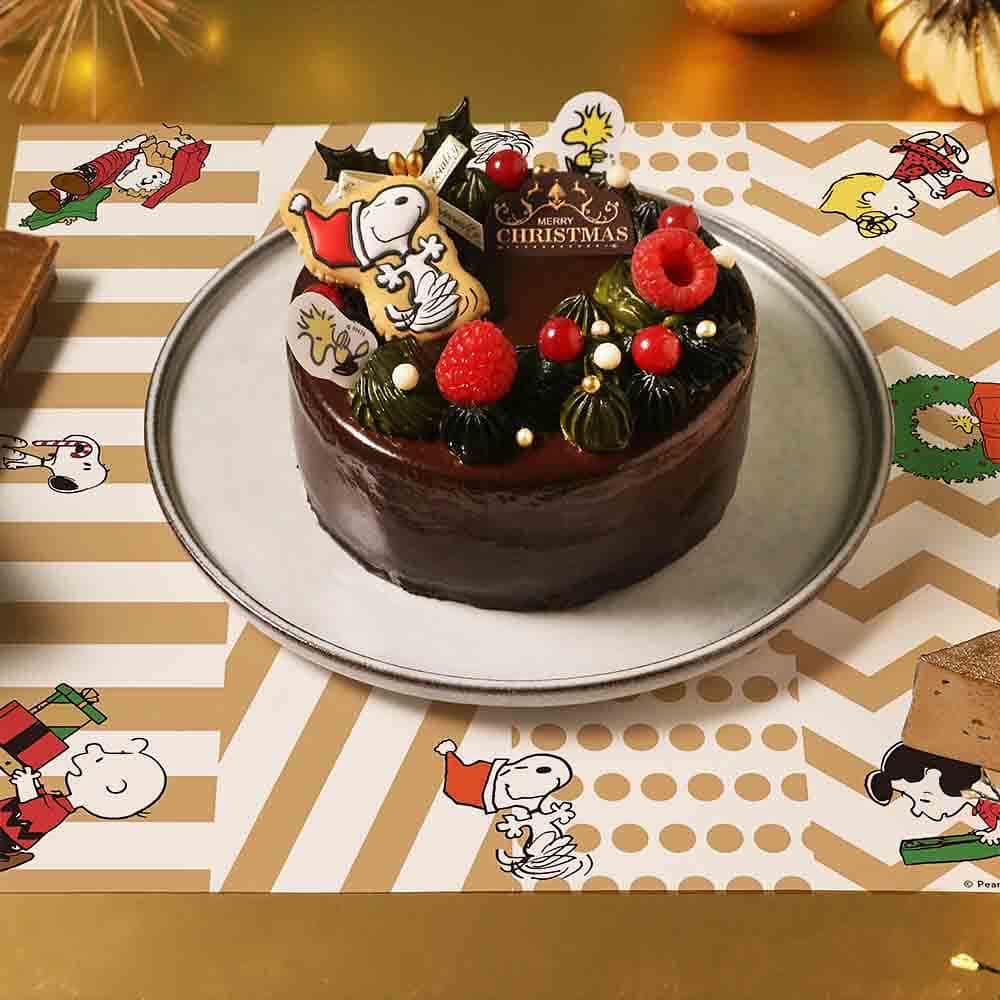 ピーナッツ カフェさんのインスタグラム写真 - (ピーナッツ カフェInstagram)「coming soon... | PEANUTS Cafe オンラインショップ  \ HAPPY HOLIDAYS！ / PEANUTSファン必⾒！毎年恒例PEANUTS Cafeのクリスマスケーキが今年も登場！  今年は、チョコレートケーキをベースに、リースをイメージしたシックで大人なデザインに仕上げました。    □CHRISTMAS ケーキ 2023　 ￥6,156(tax in)   ふんわりとした食感のショコラジェノワーズ、ミルクチョコレートとフランボワーズを合わせたクリームに赤い果実でほんのり甘酸っぱさをプラスしました。   シンプルながら、チョコレートの風味をしっかりと感じていただける仕上がりです。  ウッドストックのピックやチョコレートプレートがトッピング。  クリスマスを楽しむスヌーピーのアイシングクッキーやオーナメントはご自身でお好きな場所にデコレーションしてお楽しみいただけます。   ————————  ＜セット内容＞  アイシングクッキー 1個  クリスマスオーナメント(ヒイラギ １本/ウッドストックピック ２個) 缶バッジスタンド 1個  クリスマスペーパーランチョンマット 1枚  食べ方リーフレット　１枚  ロウソク 5本   ＜サイズ＞  12cm (2～4人分)   ＜予約開始日＞  11月21日(火)午前10:00〜  ※なくなり次第終了いたします。   ＜お届け期間＞  12月1日(金)〜12月25日(月)  ※お届け集中緩和のお願い※  お届け日が、12/23.24は集中するため、事前の受け取りをお願い致します。   ＜美味しくお召し上がりいただくために＞  お皿に移してから冷蔵庫に6〜12時間入れてゆっくり解凍してください。  ※解凍後、48時間以内にお召し上がりください。  ※商品は冷凍便(クール便)でのお届けです。   ————————  家族や大切な人との特別な日は、スヌーピーとウッドストックのクリスマスケーキで素敵なひと時をお過ごしください。   ————————  会員様限定！いち早くゲットできるチャンス到来！  PEANUTS FRIENDS CLUB(ピーナッツ フレンズ クラブ)の会員様限定で、一般販売に先駆けて先行のご注文を承ります。  詳細は公式ファンクラブにてご確認ください。   〈先行予約期間〉  11月16日(木)19:00～11月21日(火)午前9：59   ————————   -販売店舗  PEANUTS Cafe オンラインショップ  ※商品は冷凍便(クール便)でのお届けです。  ※なくなり次第終了いたします。  詳しくは、@peanutscafe_tokyo トップのリンクより、HPにてご確認ください。」11月13日 19時58分 - peanutscafe_tokyo
