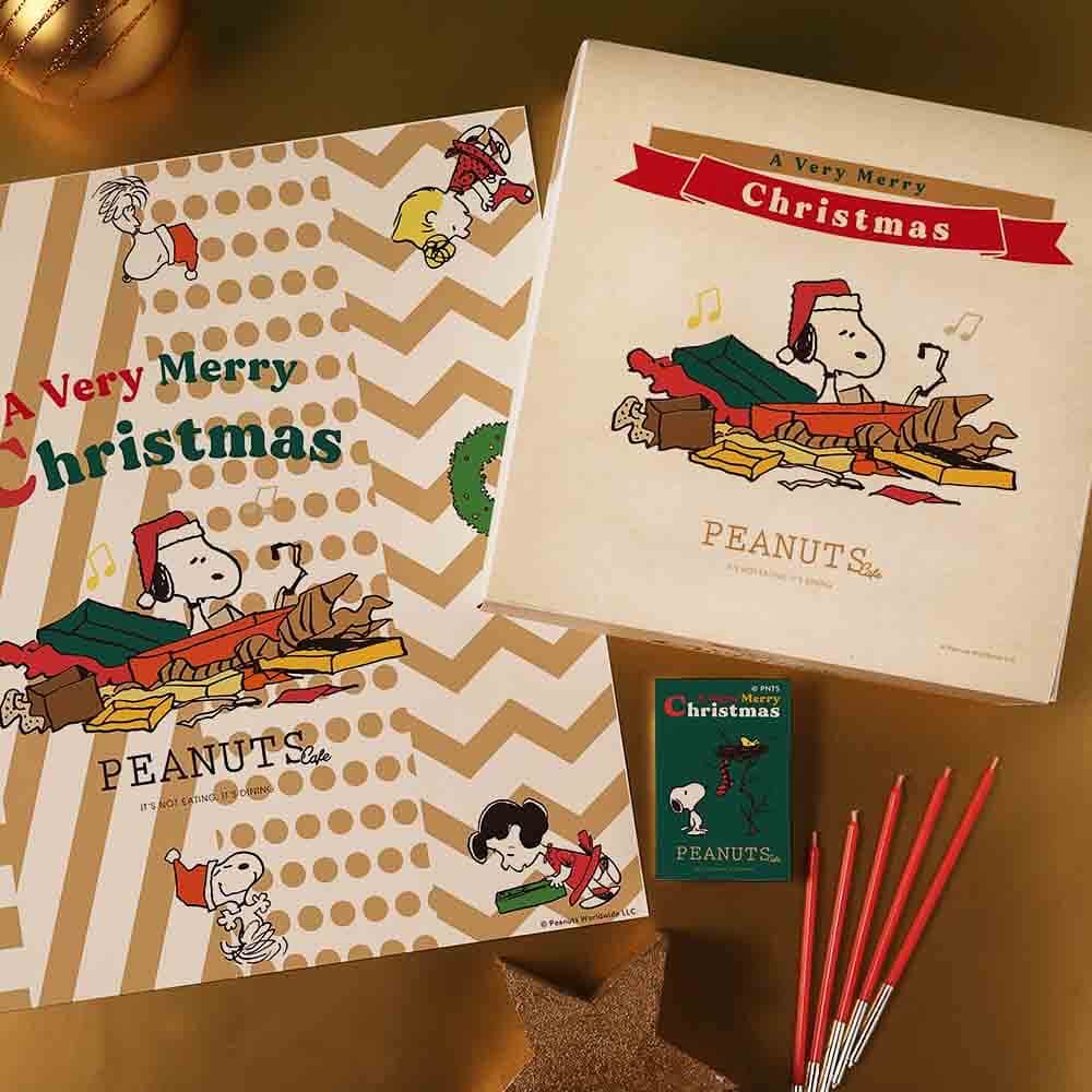 ピーナッツ カフェさんのインスタグラム写真 - (ピーナッツ カフェInstagram)「coming soon... | PEANUTS Cafe オンラインショップ  \ HAPPY HOLIDAYS！ / PEANUTSファン必⾒！毎年恒例PEANUTS Cafeのクリスマスケーキが今年も登場！  今年は、チョコレートケーキをベースに、リースをイメージしたシックで大人なデザインに仕上げました。    □CHRISTMAS ケーキ 2023　 ￥6,156(tax in)   ふんわりとした食感のショコラジェノワーズ、ミルクチョコレートとフランボワーズを合わせたクリームに赤い果実でほんのり甘酸っぱさをプラスしました。   シンプルながら、チョコレートの風味をしっかりと感じていただける仕上がりです。  ウッドストックのピックやチョコレートプレートがトッピング。  クリスマスを楽しむスヌーピーのアイシングクッキーやオーナメントはご自身でお好きな場所にデコレーションしてお楽しみいただけます。   ————————  ＜セット内容＞  アイシングクッキー 1個  クリスマスオーナメント(ヒイラギ １本/ウッドストックピック ２個) 缶バッジスタンド 1個  クリスマスペーパーランチョンマット 1枚  食べ方リーフレット　１枚  ロウソク 5本   ＜サイズ＞  12cm (2～4人分)   ＜予約開始日＞  11月21日(火)午前10:00〜  ※なくなり次第終了いたします。   ＜お届け期間＞  12月1日(金)〜12月25日(月)  ※お届け集中緩和のお願い※  お届け日が、12/23.24は集中するため、事前の受け取りをお願い致します。   ＜美味しくお召し上がりいただくために＞  お皿に移してから冷蔵庫に6〜12時間入れてゆっくり解凍してください。  ※解凍後、48時間以内にお召し上がりください。  ※商品は冷凍便(クール便)でのお届けです。   ————————  家族や大切な人との特別な日は、スヌーピーとウッドストックのクリスマスケーキで素敵なひと時をお過ごしください。   ————————  会員様限定！いち早くゲットできるチャンス到来！  PEANUTS FRIENDS CLUB(ピーナッツ フレンズ クラブ)の会員様限定で、一般販売に先駆けて先行のご注文を承ります。  詳細は公式ファンクラブにてご確認ください。   〈先行予約期間〉  11月16日(木)19:00～11月21日(火)午前9：59   ————————   -販売店舗  PEANUTS Cafe オンラインショップ  ※商品は冷凍便(クール便)でのお届けです。  ※なくなり次第終了いたします。  詳しくは、@peanutscafe_tokyo トップのリンクより、HPにてご確認ください。」11月13日 19時58分 - peanutscafe_tokyo