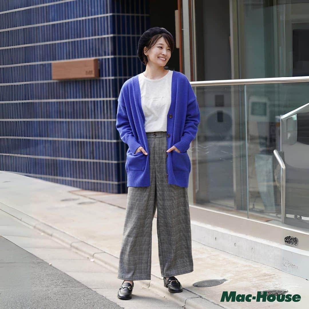 マックハウスさんのインスタグラム写真 - (マックハウスInstagram)「『画像タップで商品をCHECK👆🏻』 @mac_house_official   カラーバリエーション豊富！ お気に入り確定になること間違いナシ！？  おすすめカーディガン✨ もちっとした風合いが特徴の Vネックカーディガンです。 ちょうどいい肉感で触り心地も柔らかく、 ニットらしいあたたかみのあるアイテム！ ---------------------- コーデ詳細 ■商品名　NAVY  もちり もちもち 洗えるニット カーディガン 『期間限定価格』 ¥ 3,290円(税込)  ■商品名 T-GRAPHICS  ロゴ刺繍長袖Tシャツ ■価格 ¥ 1,290円(税込)  ■商品名 NAVY  温℃ チェックワイドパンツ 『期間限定価格』 ¥ 3,290円(税込) 是非真似してみてください🫶🏻  #秋コーデ#カーディガン#大人コーデ#カジュアルコーデ#モテコーデ#垢抜け #カジュアルコーデ#着回しアイテム #プチプラファッション #machouse #マックハウス #毎日マックハウス」11月13日 20時15分 - mac_house_official