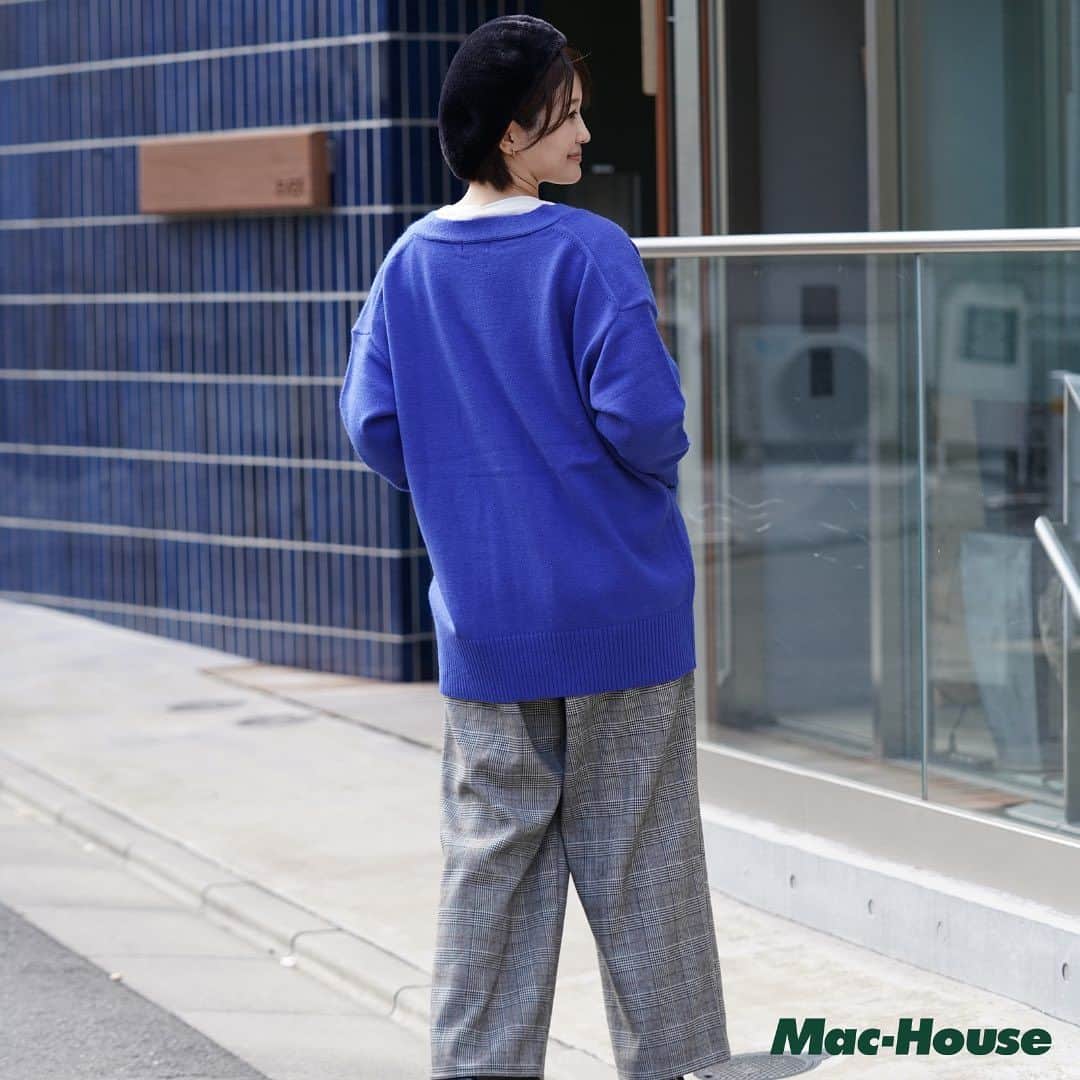 マックハウスさんのインスタグラム写真 - (マックハウスInstagram)「『画像タップで商品をCHECK👆🏻』 @mac_house_official   カラーバリエーション豊富！ お気に入り確定になること間違いナシ！？  おすすめカーディガン✨ もちっとした風合いが特徴の Vネックカーディガンです。 ちょうどいい肉感で触り心地も柔らかく、 ニットらしいあたたかみのあるアイテム！ ---------------------- コーデ詳細 ■商品名　NAVY  もちり もちもち 洗えるニット カーディガン 『期間限定価格』 ¥ 3,290円(税込)  ■商品名 T-GRAPHICS  ロゴ刺繍長袖Tシャツ ■価格 ¥ 1,290円(税込)  ■商品名 NAVY  温℃ チェックワイドパンツ 『期間限定価格』 ¥ 3,290円(税込) 是非真似してみてください🫶🏻  #秋コーデ#カーディガン#大人コーデ#カジュアルコーデ#モテコーデ#垢抜け #カジュアルコーデ#着回しアイテム #プチプラファッション #machouse #マックハウス #毎日マックハウス」11月13日 20時15分 - mac_house_official