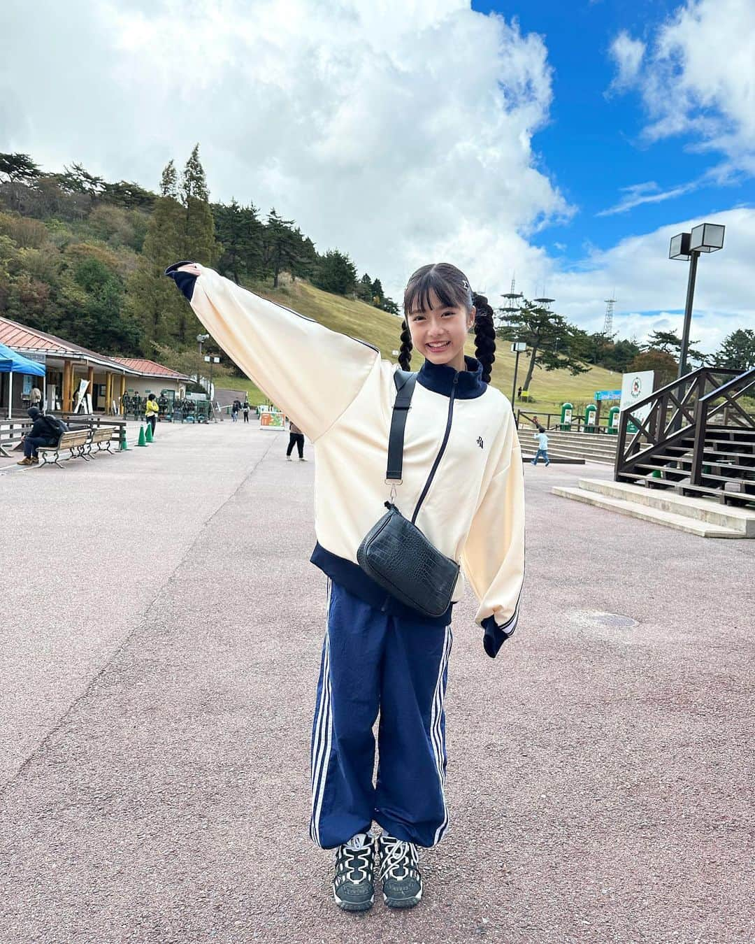 豊川亜咲さんのインスタグラム写真 - (豊川亜咲Instagram)「🌈🧃 . 遊ぶぞぉーコーデ💙‎🤍 なにしたでしょう?? 絶対あてれないよ😝🧡 正解は明日かな❔…🤔💭  #レピピ #みつあみ #快晴」11月13日 19時55分 - a_chan_1o3o