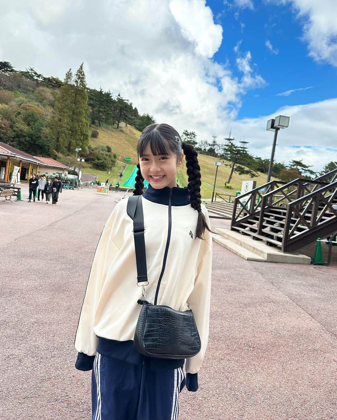 豊川亜咲さんのインスタグラム写真 - (豊川亜咲Instagram)「🌈🧃 . 遊ぶぞぉーコーデ💙‎🤍 なにしたでしょう?? 絶対あてれないよ😝🧡 正解は明日かな❔…🤔💭  #レピピ #みつあみ #快晴」11月13日 19時55分 - a_chan_1o3o