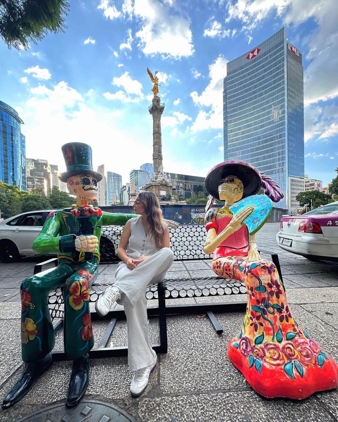 sananasのインスタグラム：「Mexico City 🇲🇽Je rêvais de faire le « vrai » Mexique. C’est chose faite ! Je suis de retour et j’ai pleiiiiins de choses à vous raconter ! Je n’ai rien posté jusqu’à présent je me suis focalisée sur mon Vlog et un conseil : ne le ratez pas quand je vais le poster sur youtube parce que c’est INCROYABLE 😍J’en ai encore des étoiles pleins les yeux.  Le Mexique ce n’est pas que Cancun et ses plages de sable fin, c’est bien plus que ça et je vais vous le monter 😉Oh et si comme moi vous êtes fans du dessin animé Coco 🥹be ready parce que je l’ai vraiment vécu et je ne savais pas à quel point ça allait être riche. Riche, coloré, émouvant et pleins de rires et de musique dans les rues.  En attendant le vlog, je vais poster des photos ici pour partager quelques moments d’évasion avec vous 🫶🏻✨  #Mexique #Mexico  #eldiademuertos」