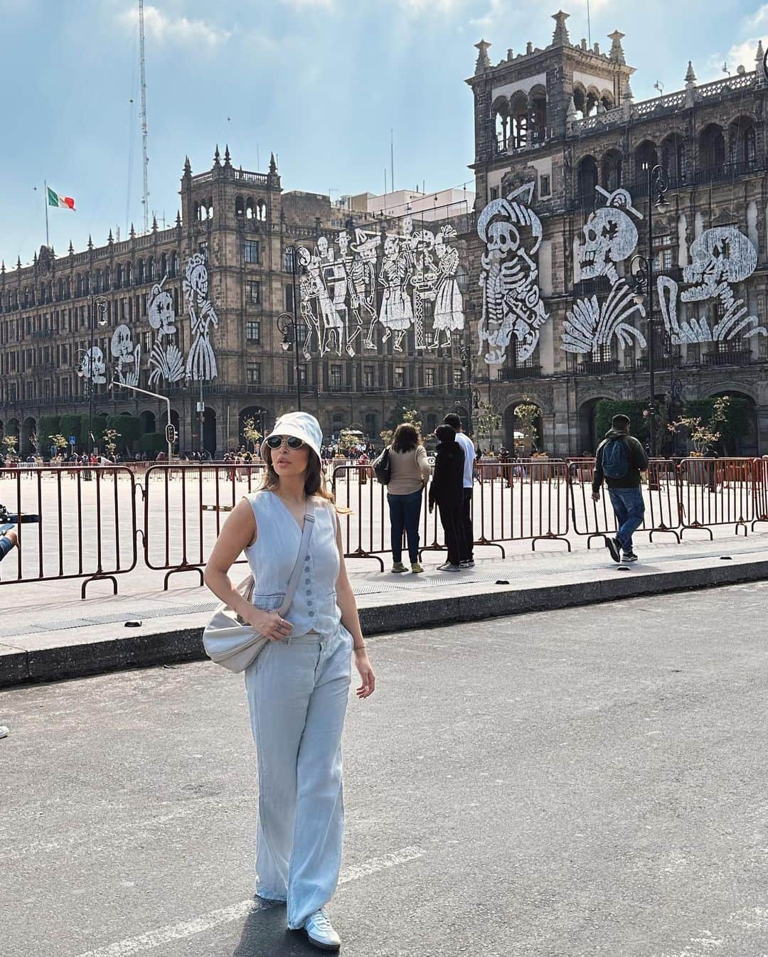 sananasさんのインスタグラム写真 - (sananasInstagram)「Mexico City 🇲🇽Je rêvais de faire le « vrai » Mexique. C’est chose faite ! Je suis de retour et j’ai pleiiiiins de choses à vous raconter ! Je n’ai rien posté jusqu’à présent je me suis focalisée sur mon Vlog et un conseil : ne le ratez pas quand je vais le poster sur youtube parce que c’est INCROYABLE 😍J’en ai encore des étoiles pleins les yeux.  Le Mexique ce n’est pas que Cancun et ses plages de sable fin, c’est bien plus que ça et je vais vous le monter 😉Oh et si comme moi vous êtes fans du dessin animé Coco 🥹be ready parce que je l’ai vraiment vécu et je ne savais pas à quel point ça allait être riche. Riche, coloré, émouvant et pleins de rires et de musique dans les rues.  En attendant le vlog, je vais poster des photos ici pour partager quelques moments d’évasion avec vous 🫶🏻✨  #Mexique #Mexico  #eldiademuertos」11月13日 19時55分 - sananas2106