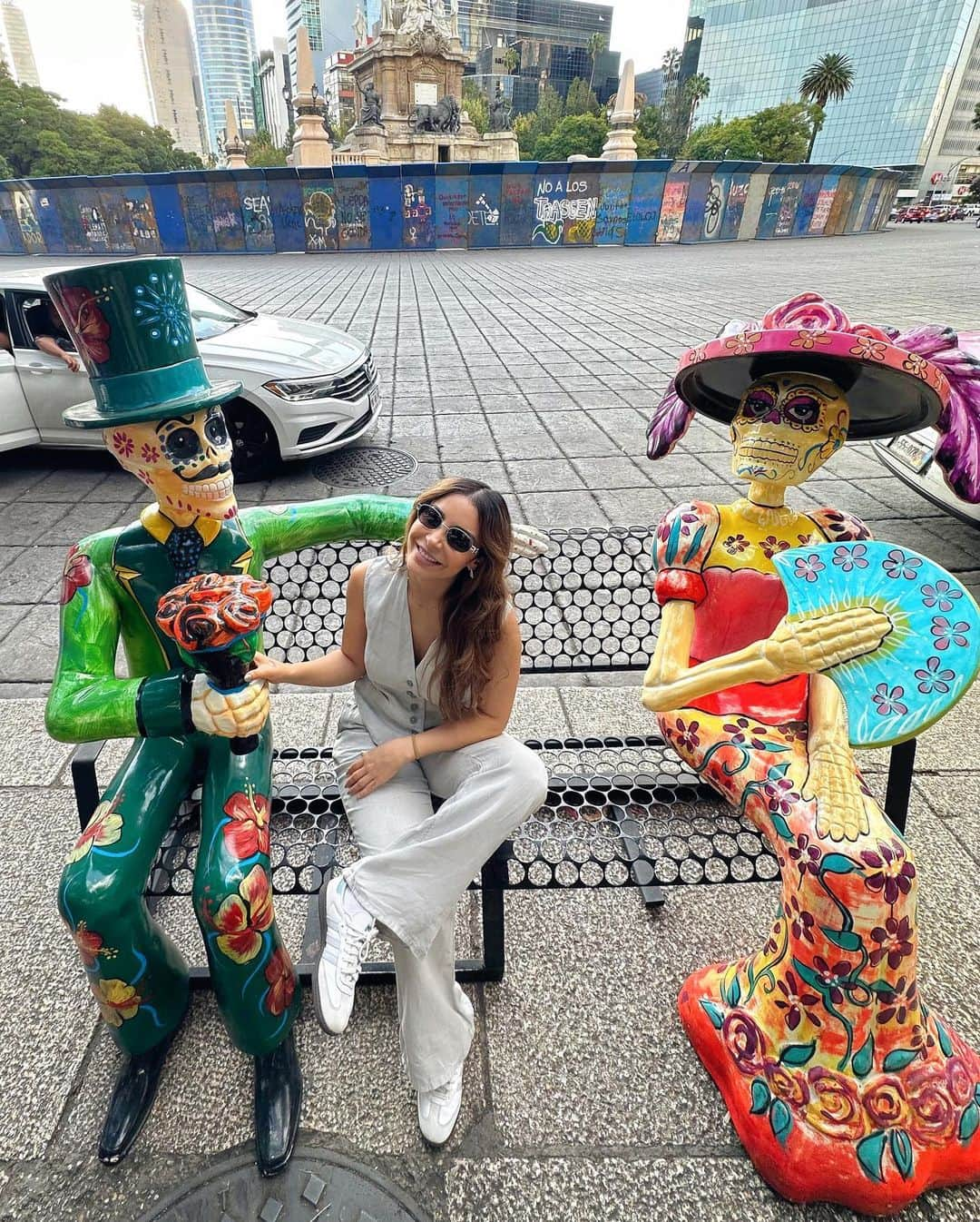 sananasさんのインスタグラム写真 - (sananasInstagram)「Mexico City 🇲🇽Je rêvais de faire le « vrai » Mexique. C’est chose faite ! Je suis de retour et j’ai pleiiiiins de choses à vous raconter ! Je n’ai rien posté jusqu’à présent je me suis focalisée sur mon Vlog et un conseil : ne le ratez pas quand je vais le poster sur youtube parce que c’est INCROYABLE 😍J’en ai encore des étoiles pleins les yeux.  Le Mexique ce n’est pas que Cancun et ses plages de sable fin, c’est bien plus que ça et je vais vous le monter 😉Oh et si comme moi vous êtes fans du dessin animé Coco 🥹be ready parce que je l’ai vraiment vécu et je ne savais pas à quel point ça allait être riche. Riche, coloré, émouvant et pleins de rires et de musique dans les rues.  En attendant le vlog, je vais poster des photos ici pour partager quelques moments d’évasion avec vous 🫶🏻✨  #Mexique #Mexico  #eldiademuertos」11月13日 19時55分 - sananas2106