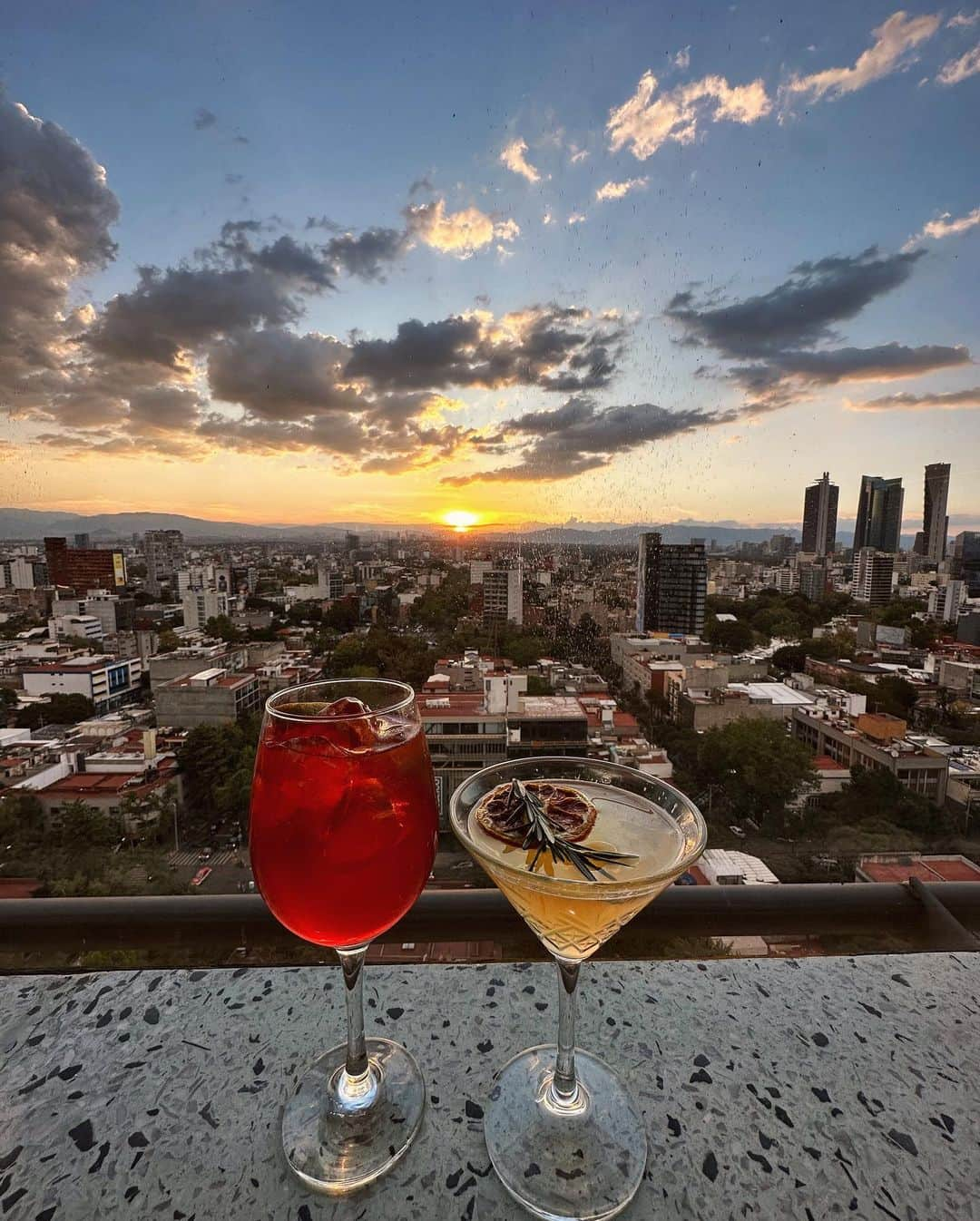 sananasさんのインスタグラム写真 - (sananasInstagram)「Mexico City 🇲🇽Je rêvais de faire le « vrai » Mexique. C’est chose faite ! Je suis de retour et j’ai pleiiiiins de choses à vous raconter ! Je n’ai rien posté jusqu’à présent je me suis focalisée sur mon Vlog et un conseil : ne le ratez pas quand je vais le poster sur youtube parce que c’est INCROYABLE 😍J’en ai encore des étoiles pleins les yeux.  Le Mexique ce n’est pas que Cancun et ses plages de sable fin, c’est bien plus que ça et je vais vous le monter 😉Oh et si comme moi vous êtes fans du dessin animé Coco 🥹be ready parce que je l’ai vraiment vécu et je ne savais pas à quel point ça allait être riche. Riche, coloré, émouvant et pleins de rires et de musique dans les rues.  En attendant le vlog, je vais poster des photos ici pour partager quelques moments d’évasion avec vous 🫶🏻✨  #Mexique #Mexico  #eldiademuertos」11月13日 19時55分 - sananas2106