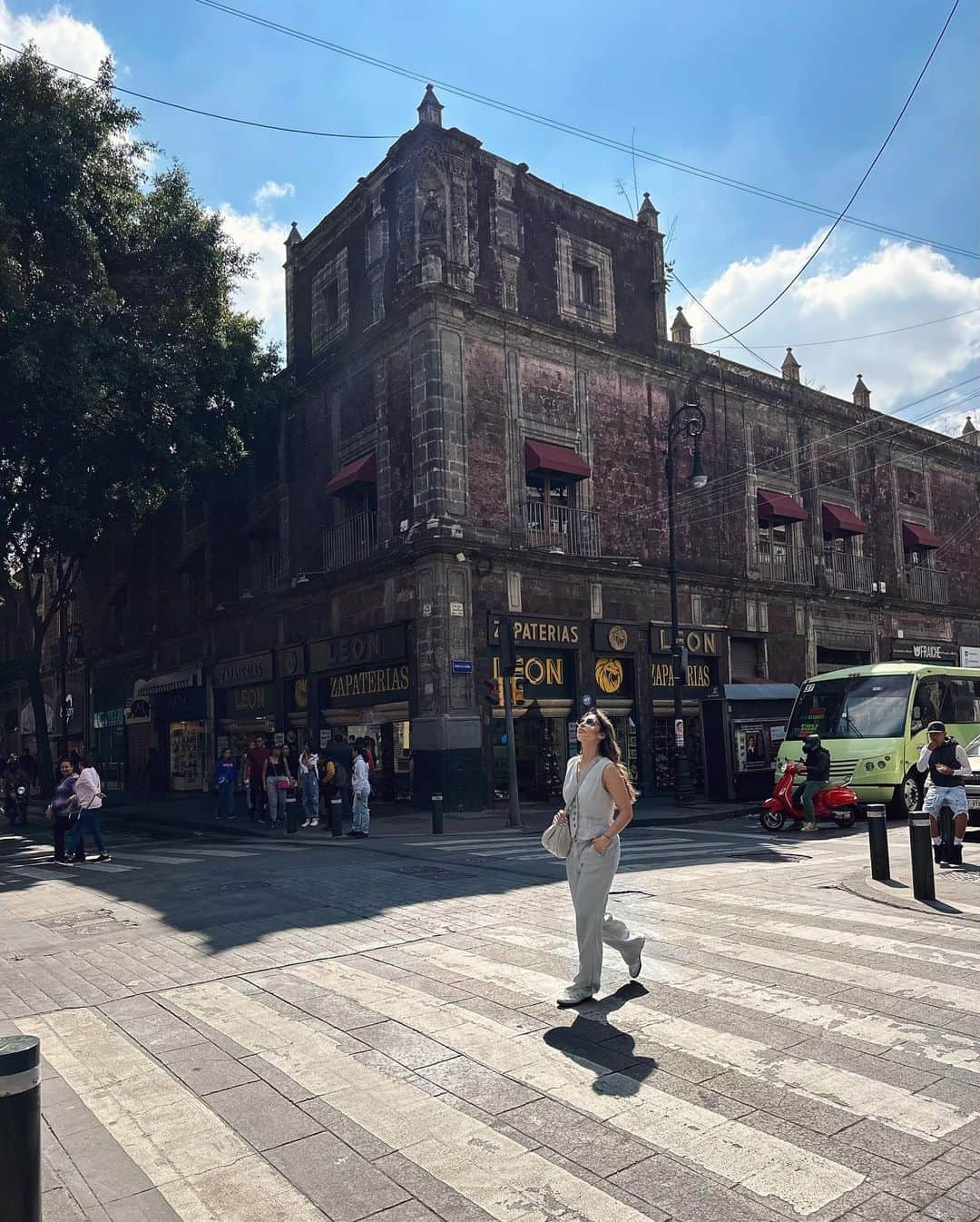 sananasさんのインスタグラム写真 - (sananasInstagram)「Mexico City 🇲🇽Je rêvais de faire le « vrai » Mexique. C’est chose faite ! Je suis de retour et j’ai pleiiiiins de choses à vous raconter ! Je n’ai rien posté jusqu’à présent je me suis focalisée sur mon Vlog et un conseil : ne le ratez pas quand je vais le poster sur youtube parce que c’est INCROYABLE 😍J’en ai encore des étoiles pleins les yeux.  Le Mexique ce n’est pas que Cancun et ses plages de sable fin, c’est bien plus que ça et je vais vous le monter 😉Oh et si comme moi vous êtes fans du dessin animé Coco 🥹be ready parce que je l’ai vraiment vécu et je ne savais pas à quel point ça allait être riche. Riche, coloré, émouvant et pleins de rires et de musique dans les rues.  En attendant le vlog, je vais poster des photos ici pour partager quelques moments d’évasion avec vous 🫶🏻✨  #Mexique #Mexico  #eldiademuertos」11月13日 19時55分 - sananas2106