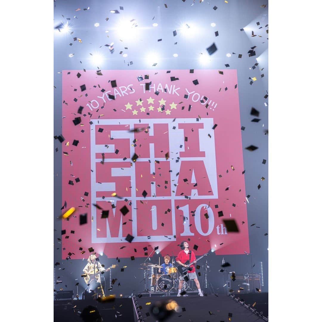 SHISHAMOさんのインスタグラム写真 - (SHISHAMOInstagram)「🐟🎸「FINALE!!! -10YEARS THANK YOU-」後夜祭〜集まれ同騒会!!!〜🎸　🐟  2023年11月12日(日) 🔵SHISHAMO 10th Anniversary Final Live 「FINALE!!! -10YEARS THANK YOU-」 後夜祭〜集まれ同騒会!!!〜  @神奈川 ぴあアリーナMM  昨日は「スペースシャワー列伝 JAPAN TOUR 2014」を共にした、 KANA-BOON・キュウソネコカミ・go!go!vanillasの3バンドを招いた対バンライブでした🌟  先輩方のアツいライブや SHISHAMOへの愛あるサプライズ、 そして4バンド全員でのアンコールセッションライブ🎸  10周年イヤーの🎇後夜祭🎇にふさわしい メモリアルで最高な1日でした!!!  KANA-BOONの皆様、 キュウソネコカミの皆様、 go!go!vanillasの皆様、 そしてお越しくださった皆様、 本当にありがとうございました🎉🎉🎉  photo by 1〜6枚目：渡邉一生(@nabespg ) 7〜10枚目：柴田恵理(@shiva_eri )  #kanaboon #キュウソネコカミ #gogovanillas #shishamo」11月13日 19時55分 - shishamo_official