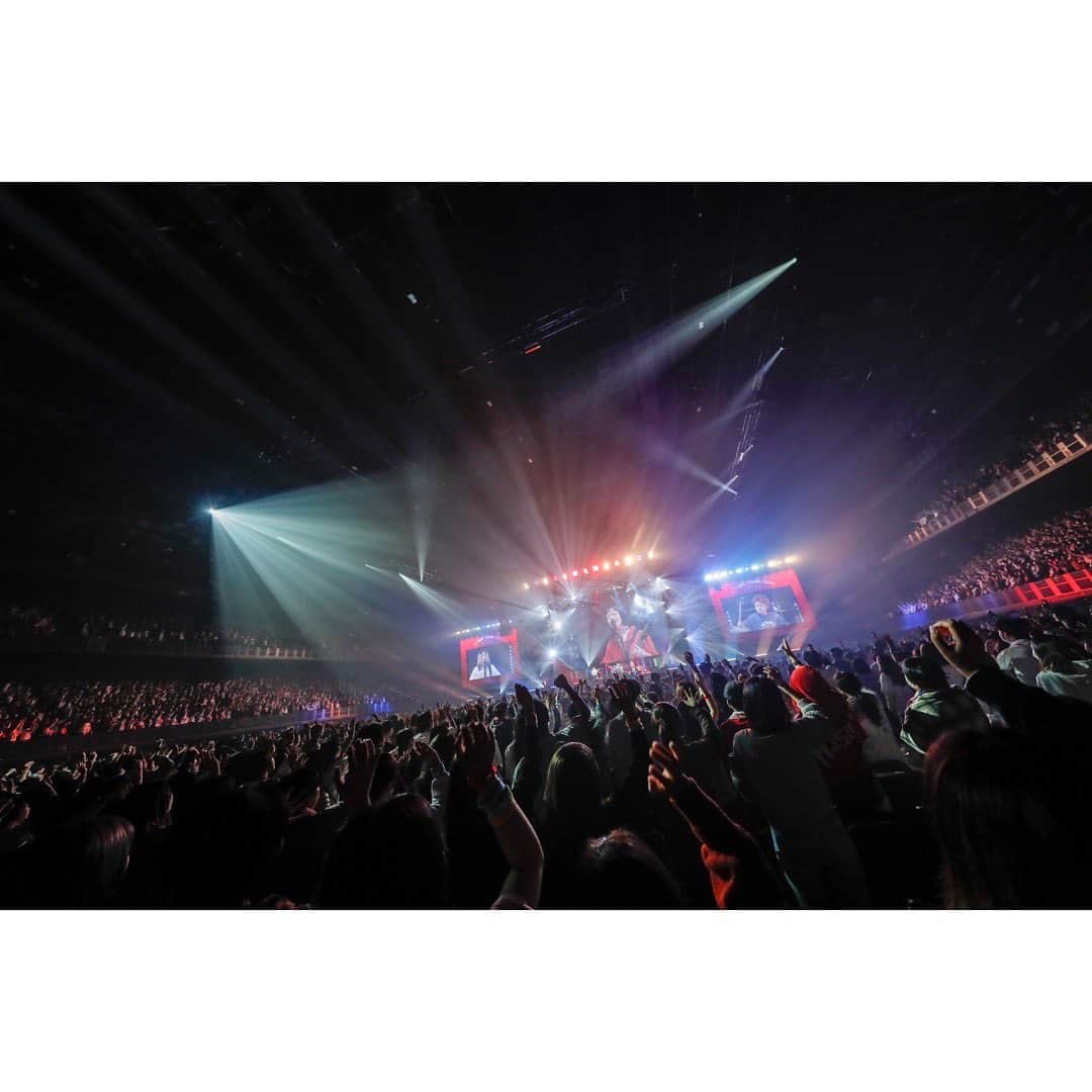 SHISHAMOさんのインスタグラム写真 - (SHISHAMOInstagram)「🐟🎸「FINALE!!! -10YEARS THANK YOU-」後夜祭〜集まれ同騒会!!!〜🎸　🐟  2023年11月12日(日) 🔵SHISHAMO 10th Anniversary Final Live 「FINALE!!! -10YEARS THANK YOU-」 後夜祭〜集まれ同騒会!!!〜  @神奈川 ぴあアリーナMM  昨日は「スペースシャワー列伝 JAPAN TOUR 2014」を共にした、 KANA-BOON・キュウソネコカミ・go!go!vanillasの3バンドを招いた対バンライブでした🌟  先輩方のアツいライブや SHISHAMOへの愛あるサプライズ、 そして4バンド全員でのアンコールセッションライブ🎸  10周年イヤーの🎇後夜祭🎇にふさわしい メモリアルで最高な1日でした!!!  KANA-BOONの皆様、 キュウソネコカミの皆様、 go!go!vanillasの皆様、 そしてお越しくださった皆様、 本当にありがとうございました🎉🎉🎉  photo by 1〜6枚目：渡邉一生(@nabespg ) 7〜10枚目：柴田恵理(@shiva_eri )  #kanaboon #キュウソネコカミ #gogovanillas #shishamo」11月13日 19時55分 - shishamo_official