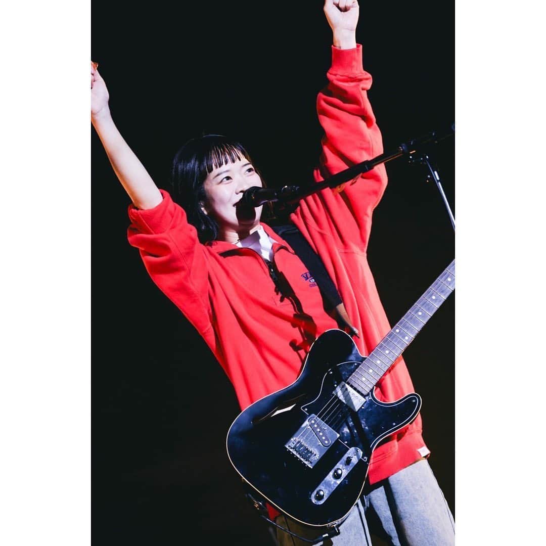 SHISHAMOさんのインスタグラム写真 - (SHISHAMOInstagram)「🐟🎸「FINALE!!! -10YEARS THANK YOU-」後夜祭〜集まれ同騒会!!!〜🎸　🐟  2023年11月12日(日) 🔵SHISHAMO 10th Anniversary Final Live 「FINALE!!! -10YEARS THANK YOU-」 後夜祭〜集まれ同騒会!!!〜  @神奈川 ぴあアリーナMM  昨日は「スペースシャワー列伝 JAPAN TOUR 2014」を共にした、 KANA-BOON・キュウソネコカミ・go!go!vanillasの3バンドを招いた対バンライブでした🌟  先輩方のアツいライブや SHISHAMOへの愛あるサプライズ、 そして4バンド全員でのアンコールセッションライブ🎸  10周年イヤーの🎇後夜祭🎇にふさわしい メモリアルで最高な1日でした!!!  KANA-BOONの皆様、 キュウソネコカミの皆様、 go!go!vanillasの皆様、 そしてお越しくださった皆様、 本当にありがとうございました🎉🎉🎉  photo by 1〜6枚目：渡邉一生(@nabespg ) 7〜10枚目：柴田恵理(@shiva_eri )  #kanaboon #キュウソネコカミ #gogovanillas #shishamo」11月13日 19時55分 - shishamo_official
