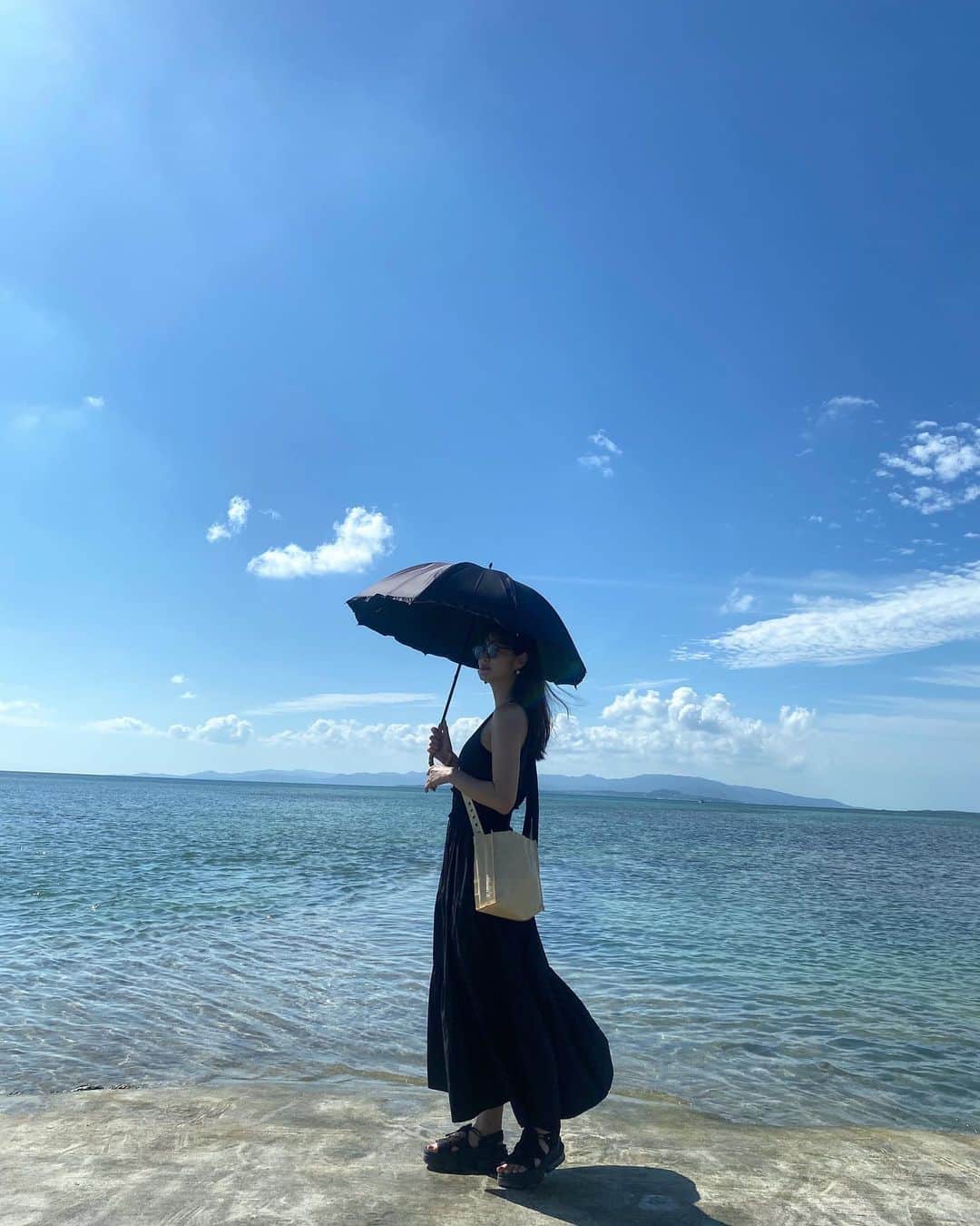 和田瞳さんのインスタグラム写真 - (和田瞳Instagram)「竹富島にある西桟橋🏝‪🤍 橋の先が海に繋がってるの。 石垣も竹富も本当にどの海に行っても透明度がすごかった！！！！！  フェリー乗り場にいた具志堅さんとぱしゃり。  dress : #ZARA sandals : #NIKE #airmaxkoko bag : #MARNI cap : #maisonkitsune」11月13日 19時56分 - hitogram0218