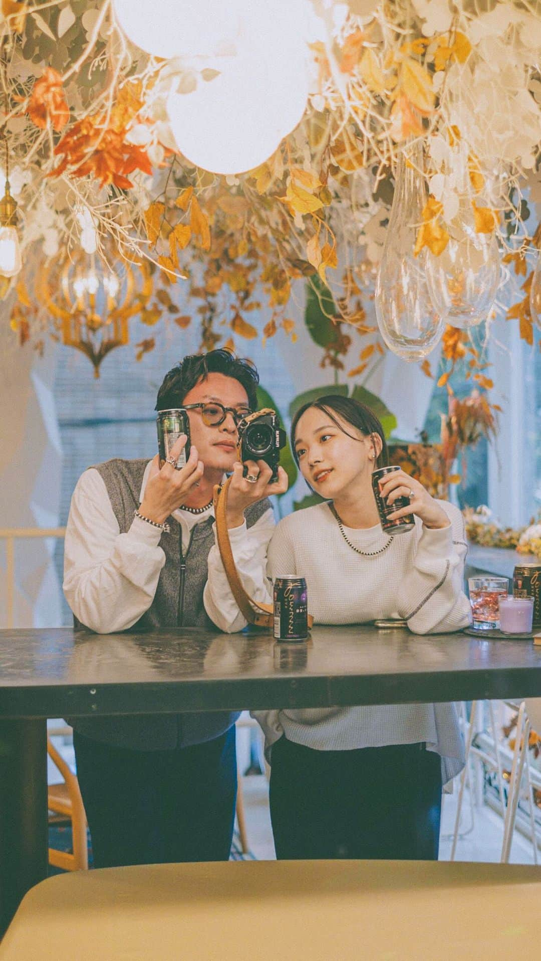 かおこのインスタグラム：「BAR Pomum‪ × TREE by NAKEDの「言葉が出ないBAR」に招待していただいて、おーのくんと2人で行ってきました🍸 受付で言葉を預けて、 幻想的なプロジェクションマッピングと落ち着いた音楽に浸りながら静かにお酒を飲めるBAR わいわい大人数で飲むのも楽しいけど、 大切な人と静かに飲む時間はとっても愛おしいね…𓈒𓂂𓏸  ※お酒は20歳になってから #言葉が出ないBAR #BARPomum #バーポームム #今夜わたしは静かに飲みたい #PR」