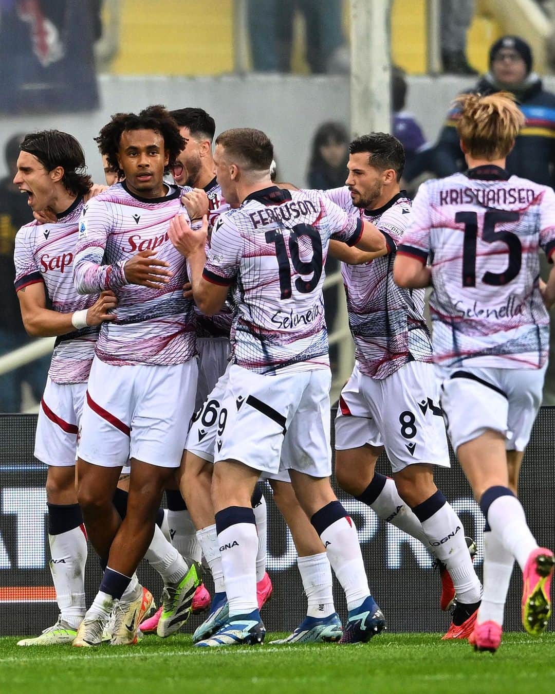 ボローニャFCのインスタグラム：「Sempre uniti 🫂❤️💙  #ForzaBFC #WeAreOne」
