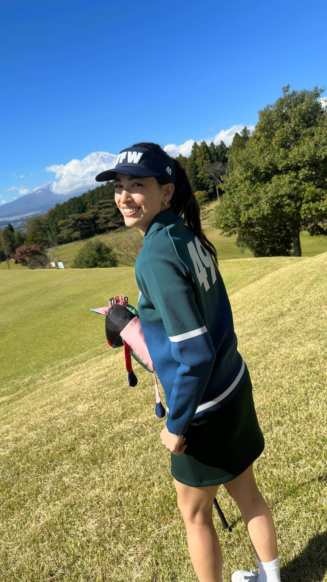 ジュリア・ミナトヤのインスタグラム：「富士山の雪化粧が綺麗で 天気も良く楽しいゴルフでした☺️🗻  ゴルフはfunゴルフしてたから 目標立てることないだろうなぁと思ってたけど  あるご縁と 周りの人達の真剣さがかっこよくて  立てちゃった。  🤫㊙️ ふふふふふ」