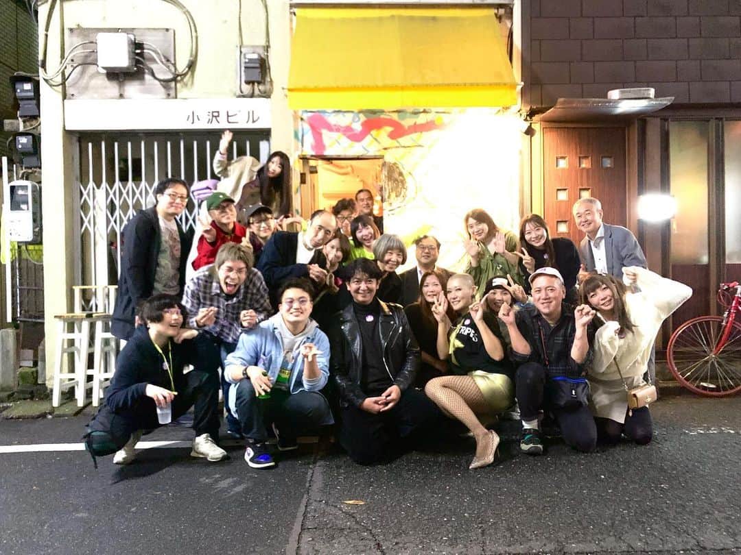 櫻田宗久のインスタグラム：「. 12周年パーティーが二日間無事終了致しました。 お越し頂いた皆様、お声がけくださった皆様ありがとうございました。  例外なく酔っぱらいながら、みなさまの笑顔が見れて幸せでした。  これからもよろしくお願い致します。  周年の当日に書いた文章が、なかなかうまく書けなくて放置してしまったのですが、せっかくなので載せますね。  . 本日から二日間、星男12周年パーティーです。 星男は、一緒に作ったソワレと私の子供のような気持ちで、皆様にも可愛がってもらいながら一緒に育てていけたら嬉しいと思って、作ったお店です。 だから、人間の名前に付けるような感覚で、星男と名付けました。 12年といえば、干支がひと回りしたということで、とても感慨深いです。  星男くんも大きく育ってくれました。 私も成長できた気がしてます。  この星男くんの世界の中で、皆様と一緒に笑ったり、泣いたり、時には怒ったり、さまざまな感情を共有しながら、過ごせることができました。  振り返ると、いろいろな時のたくさんの方の素敵な表情が浮かんできます。 本当にいろいろなことを話すことができました。  何をしているのかよくわからないけど、なんだか自由そうな人たちがここにはいるなぁ。 それぞれの価値観や在り方は違うけれど、自分というものを大事にしている人たちがいる。 星男にいると、よくこんなことを思います。 私もそんな人になりたくて、これまでやってきた。  私がまだ学生だった頃、人と違うのが恥ずかしくて、できるだけ普通に思われるように頑張っていた。 でも、違ってていいじゃん。違うから面白いんじゃん。 仕事をし始めてから、少しずつ、そんな風に思えるようになってはいた。  でも、星男を始めるくらいから、ソワレを筆頭に本格的にそんな人たちに全方位囲まれていた。  その時の衝撃は凄かった！ 自分を一番大事にしてるから、他の人をあまり気にしてないというか。 人のことばかり気にしないでいいんだと思ったら、どんどん気が楽になっていった。  考えていくと、それは自分への尊厳のことだった。 自分を愛していくことは、あらゆることと繋がっているし、同じ人はいない。 それを、細やかに実践している人たちがいる。  12年でそんな人たちとの出会いや、彼らの在り方はより濃度を増している気がする。 私も近づけてたらいいな。  私が体験したように、ひとりひとりの違いをニュートラルに認めあえるような場所があったらいいなと心から思っている。 皆さんと作っていけたら、本当に嬉しいです。  星男くん、不思議な寛容さがあるんだよ。」