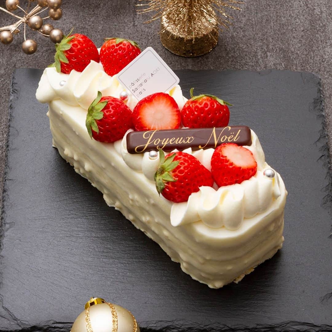 pâtisserie Sadaharu AOKI parisさんのインスタグラム写真 - (pâtisserie Sadaharu AOKI parisInstagram)「Noël2023🎄  日本のショートケーキを思わせるビジュアルとはうらはらに、“生地”が主役であるフランス菓子の基本を崩さずに仕立てた新作クリスマスケーキ「ノエル ガトー フレーズ」。  ふわりと焼き上げたビスキュイスフレの美味しさをご堪能いただけるよう、酸味と香りをもたらすイチゴのジュレとミルキーな味わいのクレーム シャンティを合わせました。 イチゴのジュレに少し加えたライムがイチゴの酸味と香りをより引き立て、優雅な余韻を残します。 ＿＿＿＿＿＿＿＿＿＿＿＿＿＿＿＿＿＿  【クリスマスケーキ予約受付期間】  12月17日（日）まで ※オンラインショップは12月15日（金）まで  【お引き渡し日】 12/21・22・23・24・25  ※ケーキ・ご予約方法の詳細はオフィシャルサイトをご覧ください。 https://www.sadaharuaoki.jp/noel2023/ ＿＿＿＿＿＿＿＿＿＿＿＿＿＿＿＿＿＿」11月13日 20時00分 - sadaharuaoki_official