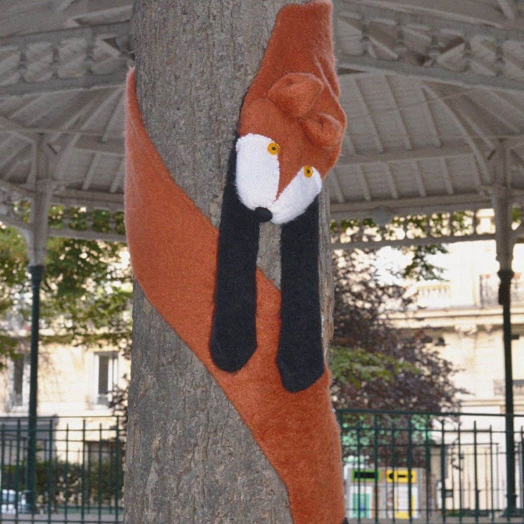 マルニのインスタグラム：「The Mohair Fox Scarf from Marni's Festive Marvels, envisioned by creative director Francesco Risso @asliceofbambi. The collection, captured by the versatile artist Patrick Welde, features ready-to-wear, leather goods and accessories, which awaken in the daily life of the people living in Paris, the ideal location for the tireless pursuit of happiness.  The collection is rolling out online and in stores.   Photography & Styling: Patrick Welde @patrickwelde  #marni」