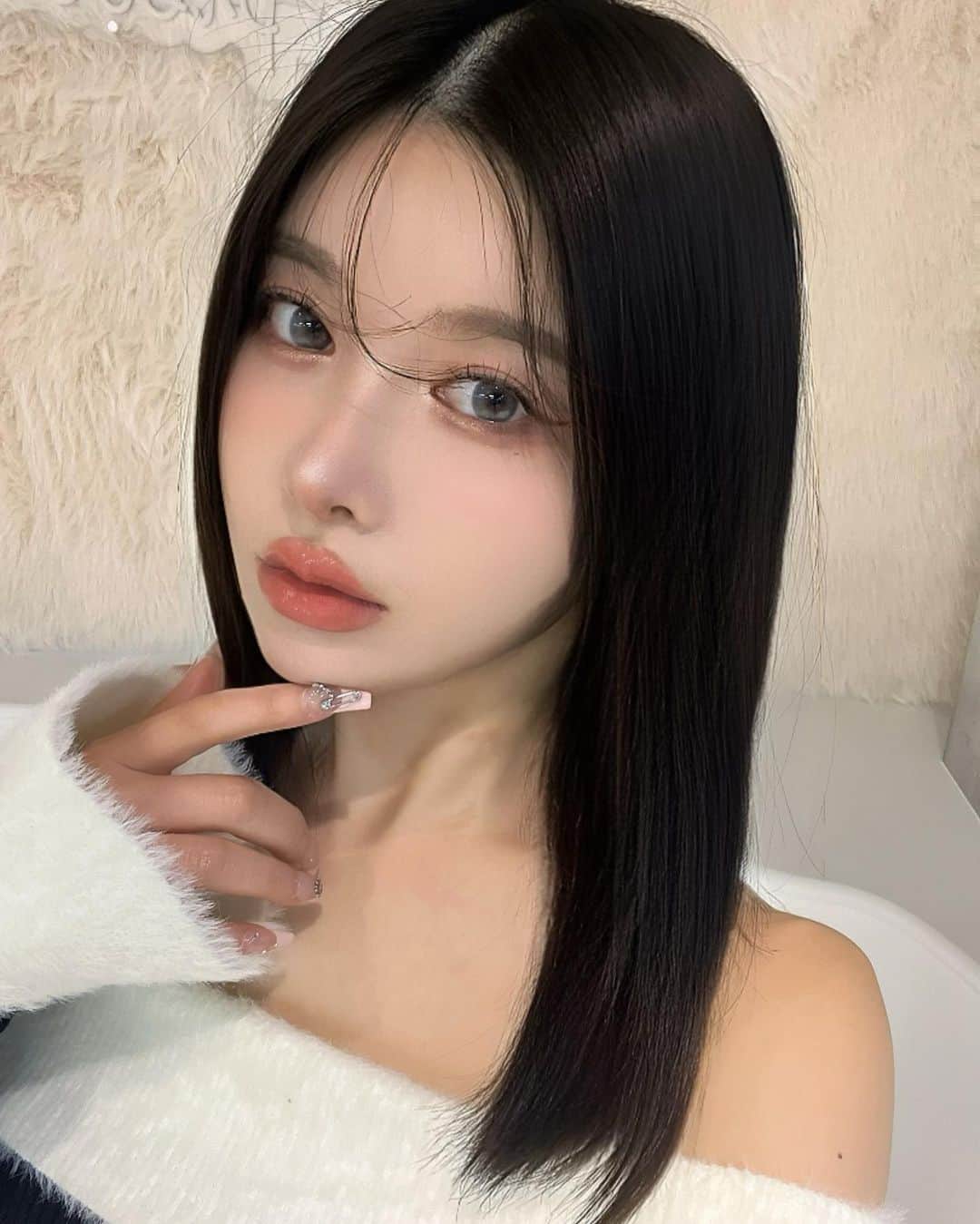 のインスタグラム：「今日はごく稀に訪れるレアな地毛の日🫶🏻 地毛が綺麗に成長してて嬉しい限り。笑 (ほぼノーセットでこれ、アホ毛はご愛嬌な)  この調子で綺麗にロングになーれー！！  カラコンは久しぶりにキャンマジのクリアグレー使った♡ グレーはいつ着けても盛れる。 黒髪にグレーは鉄板です👼🏻  #ワンホンヘア #黒髪ボブ #ダークヘア #ワンホンメイク」