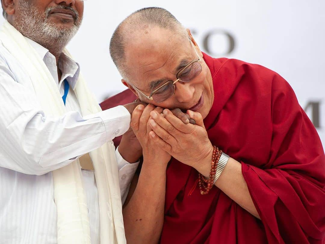 ダライ・ラマ14世のインスタグラム：「HHDL extending compassion and kindness as he holds the hand of a resident at the Tahirpur Leprosy Complex in New Delhi, India, on March 20, 2014. Archive Photo by Tenzin Choejor #kindness #humanity #compassion #dalailama」