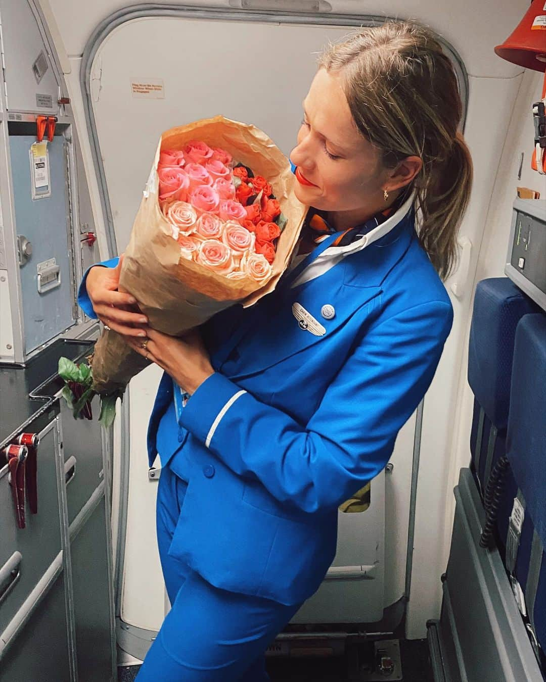 KLMオランダ航空のインスタグラム：「Kindness is in the air! Our cabin attendant received this beautiful bouquet from a thoughtful passenger, which is worth a share on World Kindness Day. ✈️💐 #KLM #royaldutchairlines #worldkindnessday #kindness  📷 by @edithscherder」